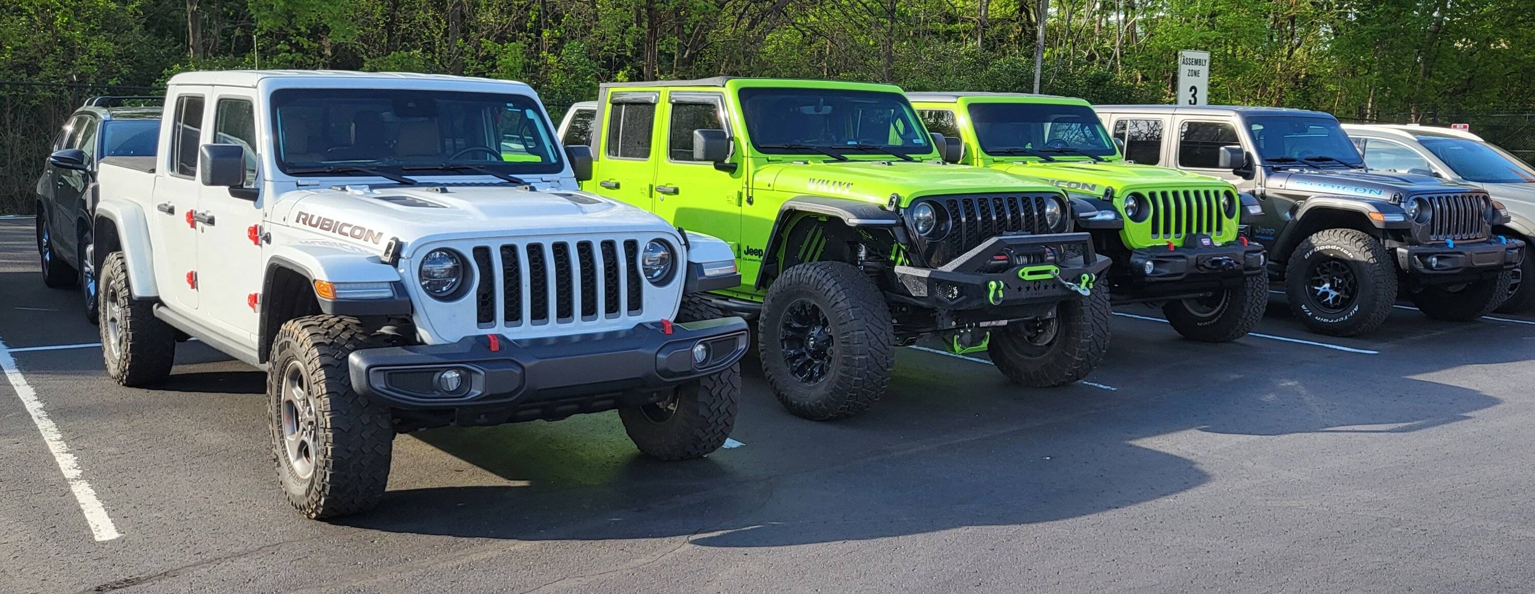Jeep Gladiator Jeeps Parking Next To Jeeps 20230414_081923