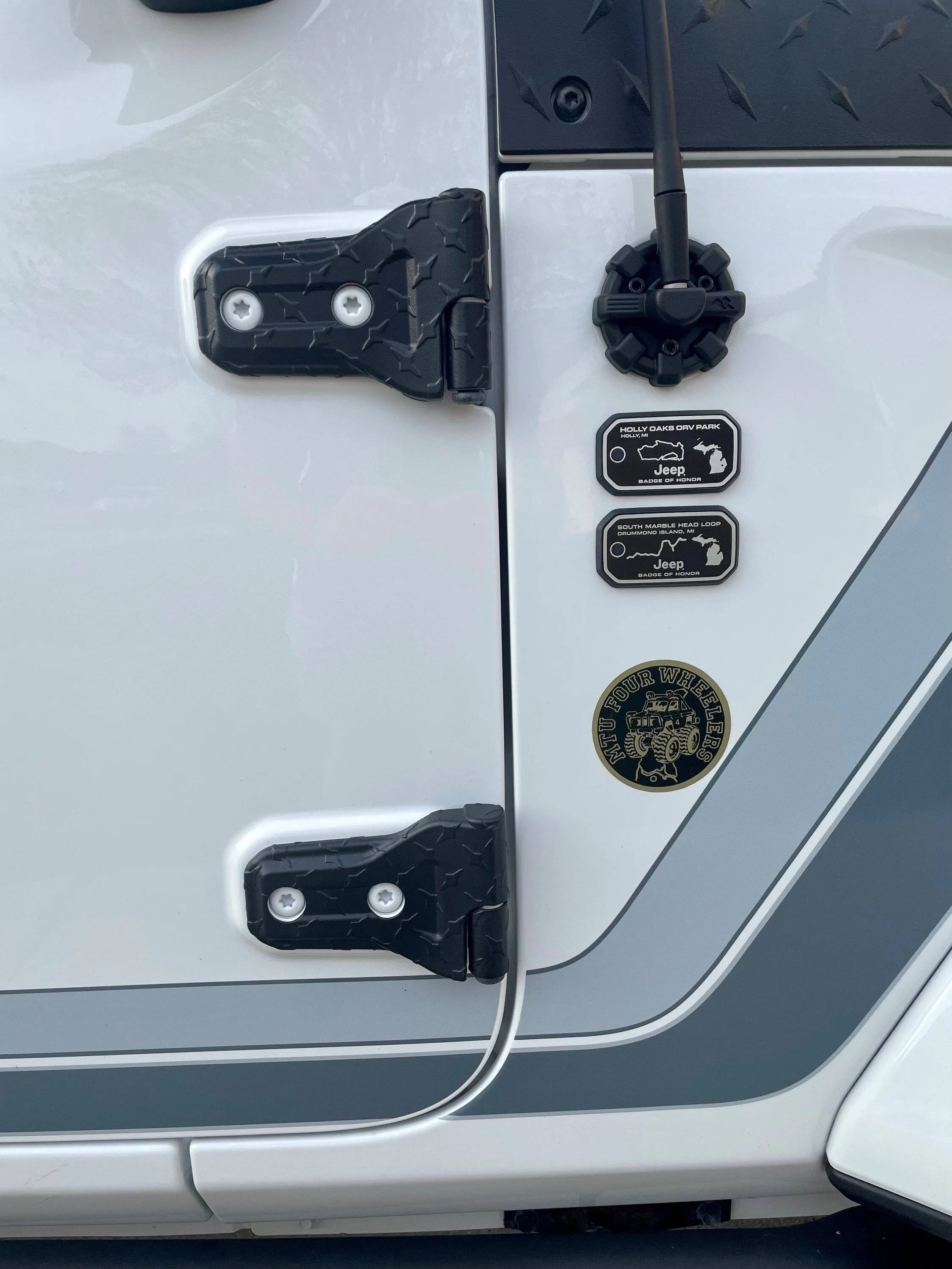 Jeep Gladiator Threedom Hinge Covers Installed on Retro White Gladiator Build Threedom hinge cover