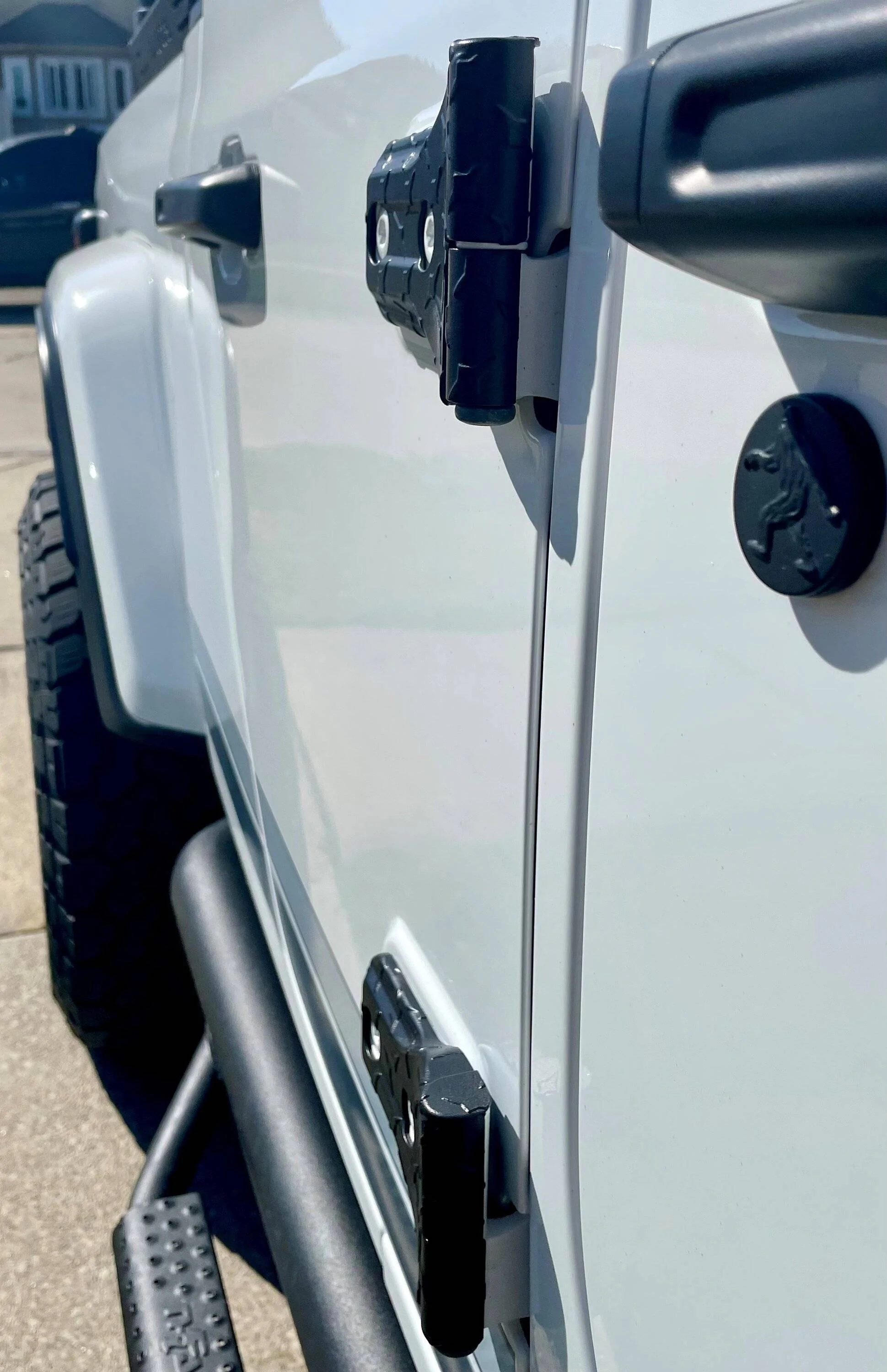 Jeep Gladiator Threedom Hinge Covers Installed on Retro White Gladiator Build Threedom hinge covers front vi
