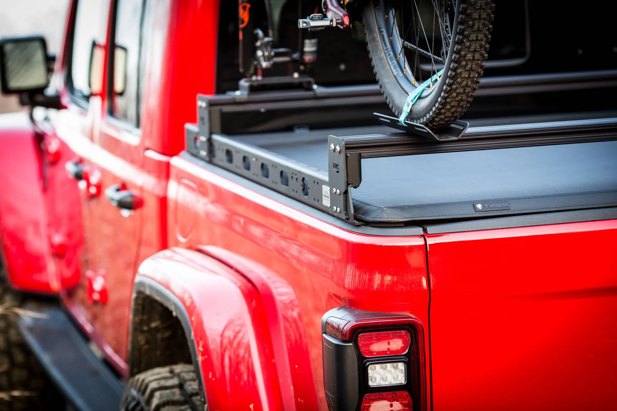 Jeep Gladiator Brand New VRS Bed Rack System by KB Voodoo! (photo heavy) Gladiator HRC with Bike and Cover -1