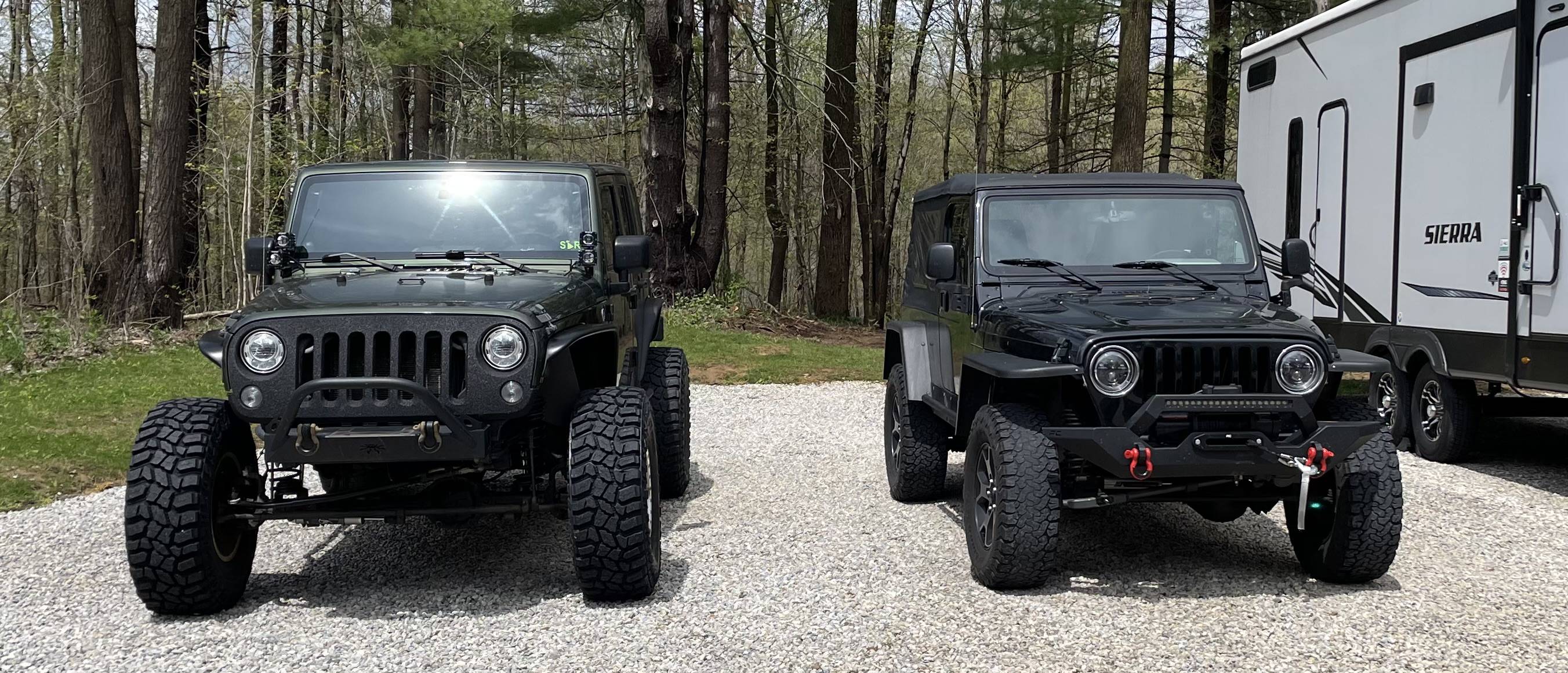 Jeep Gladiator Jeeps Parking Next To Jeeps IMG_1084