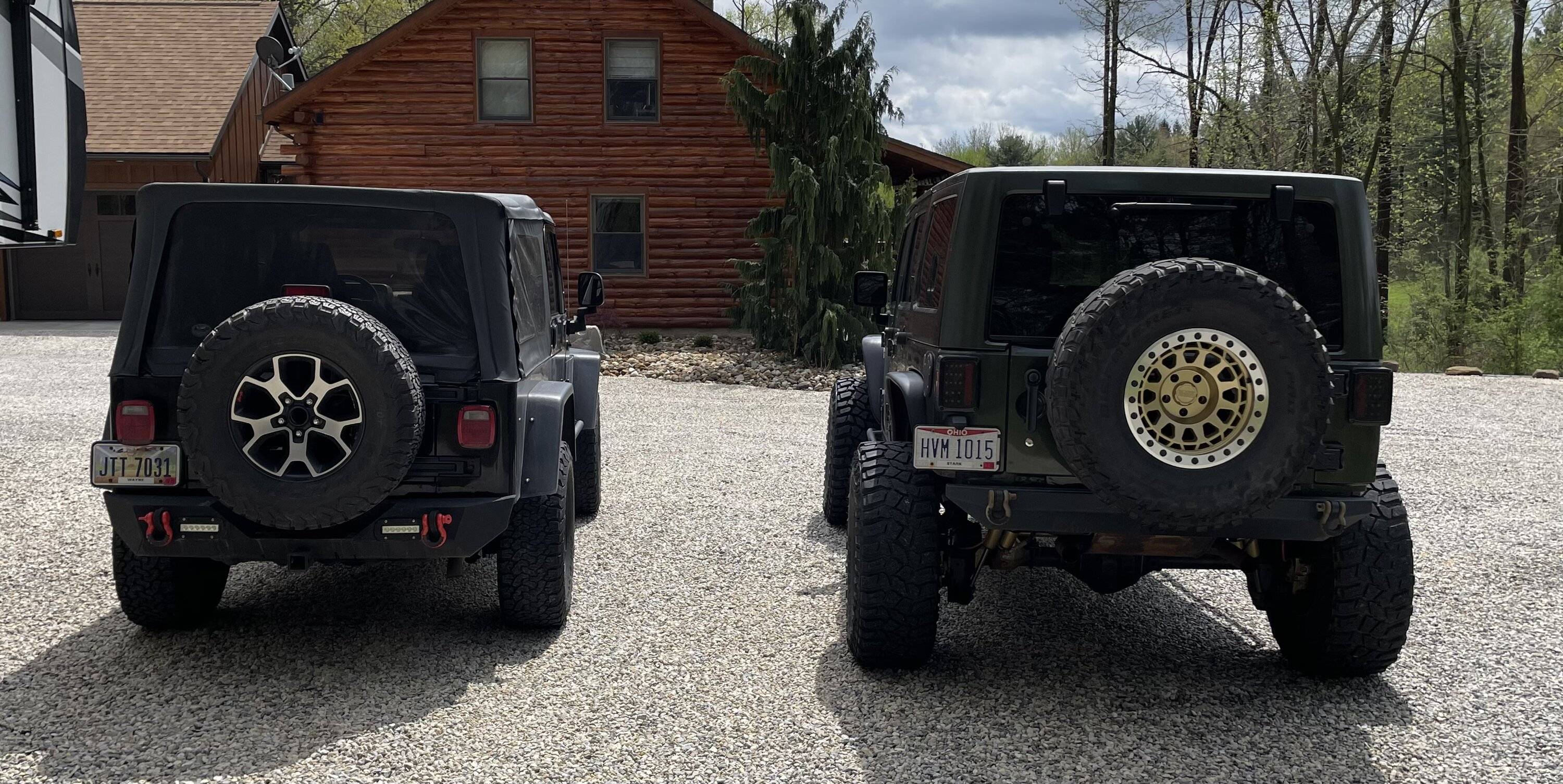 Jeep Gladiator Jeeps Parking Next To Jeeps IMG_1086