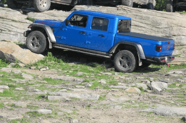 Jeep Gladiator Rock Hard VS White Knuckle Sliders 1682561967745