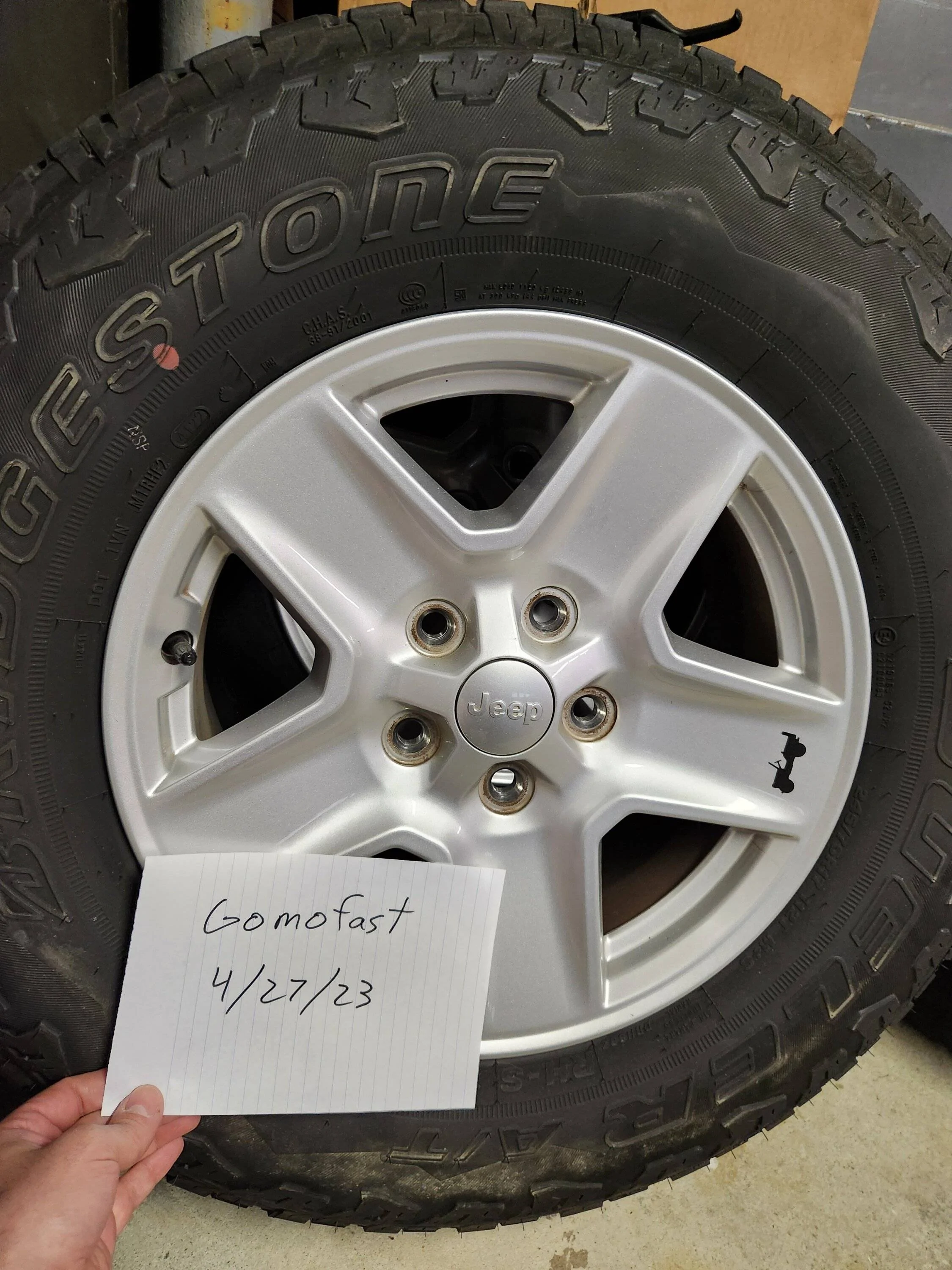 Jeep Gladiator Sport S wheels and tires with TPMS 20230427_083749