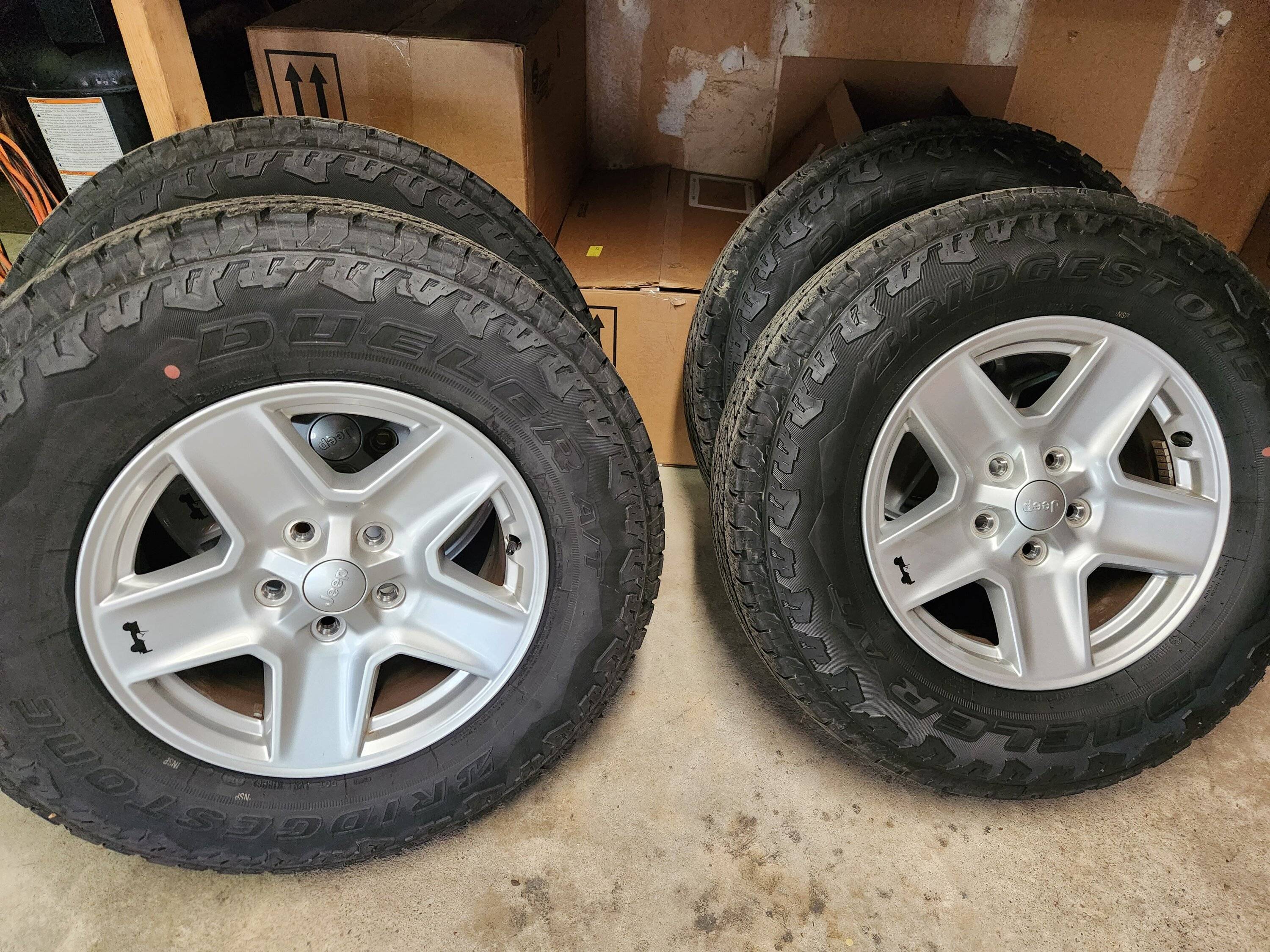 Jeep Gladiator Sport S wheels and tires with TPMS 20230416_172636