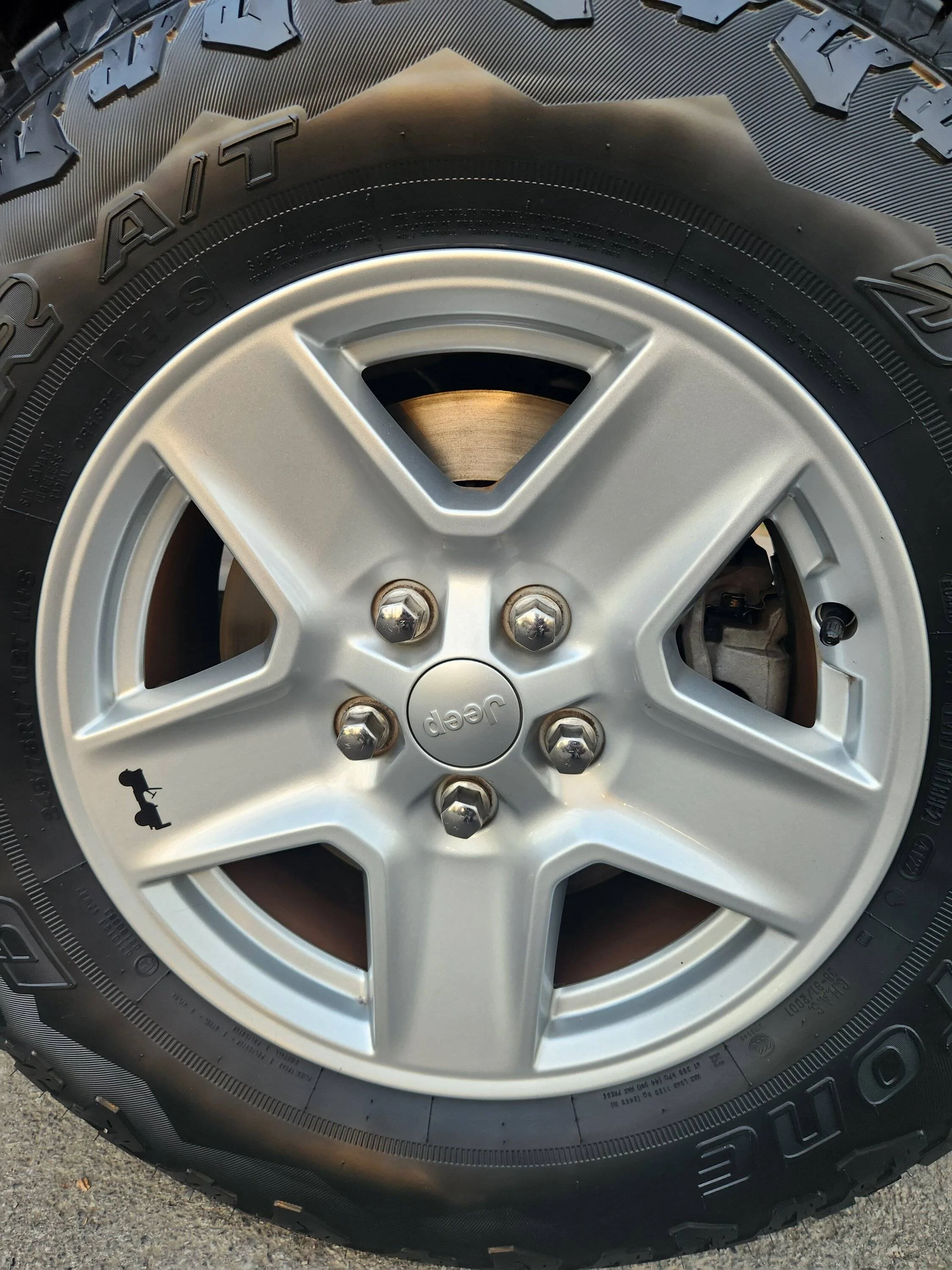 Jeep Gladiator Sport S wheels and tires with TPMS 20230413_185433