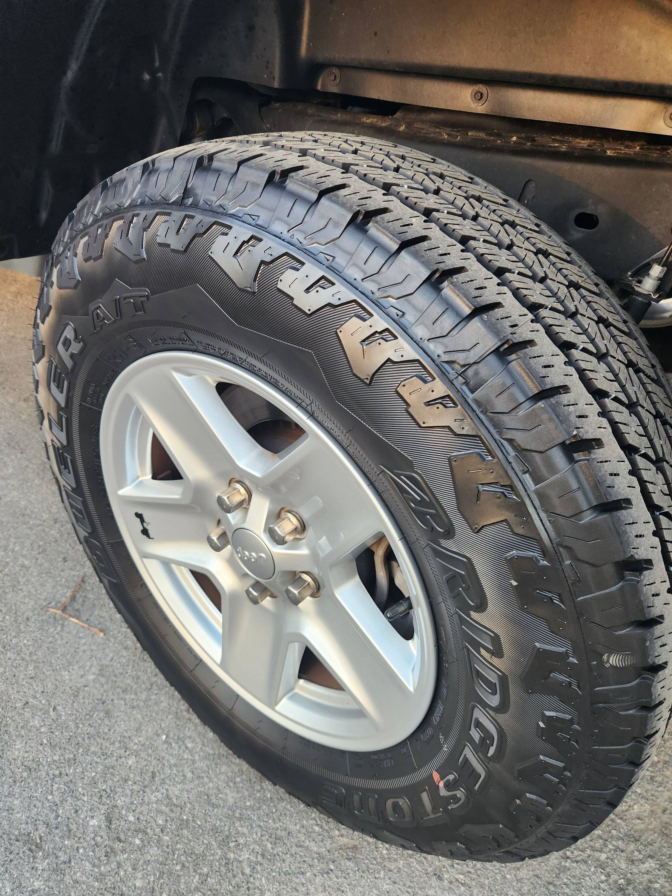 Jeep Gladiator Sport S wheels and tires with TPMS 20230413_185428