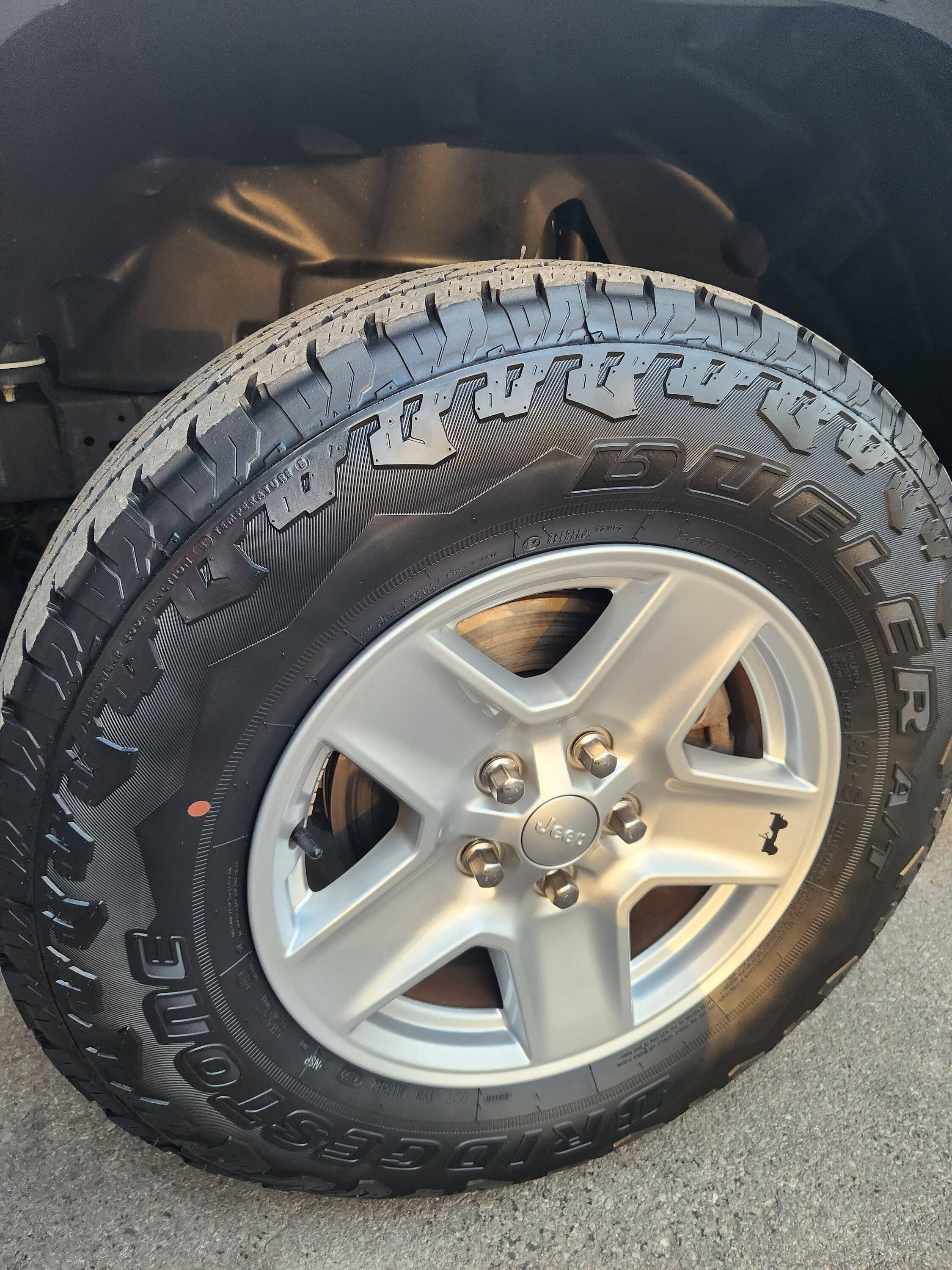 Jeep Gladiator Sport S wheels and tires with TPMS 20230413_185358