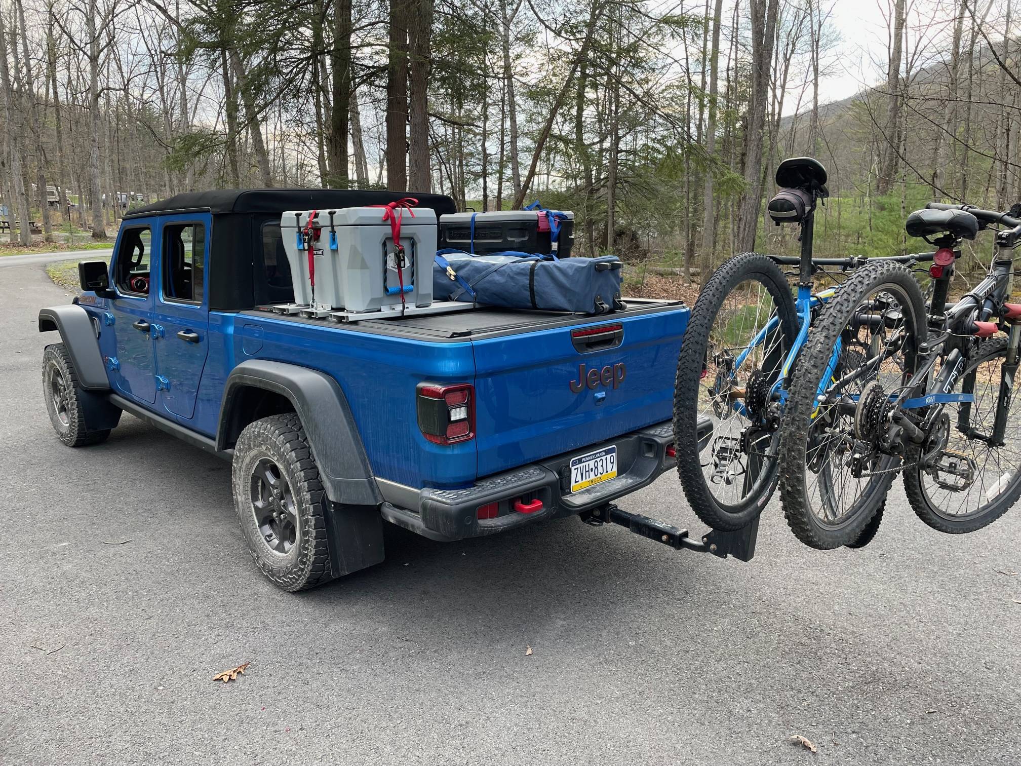 Jeep Gladiator DIY low profile aluminum bleacher cargo deck for roll n lock tonneau t-slots IMG_6979