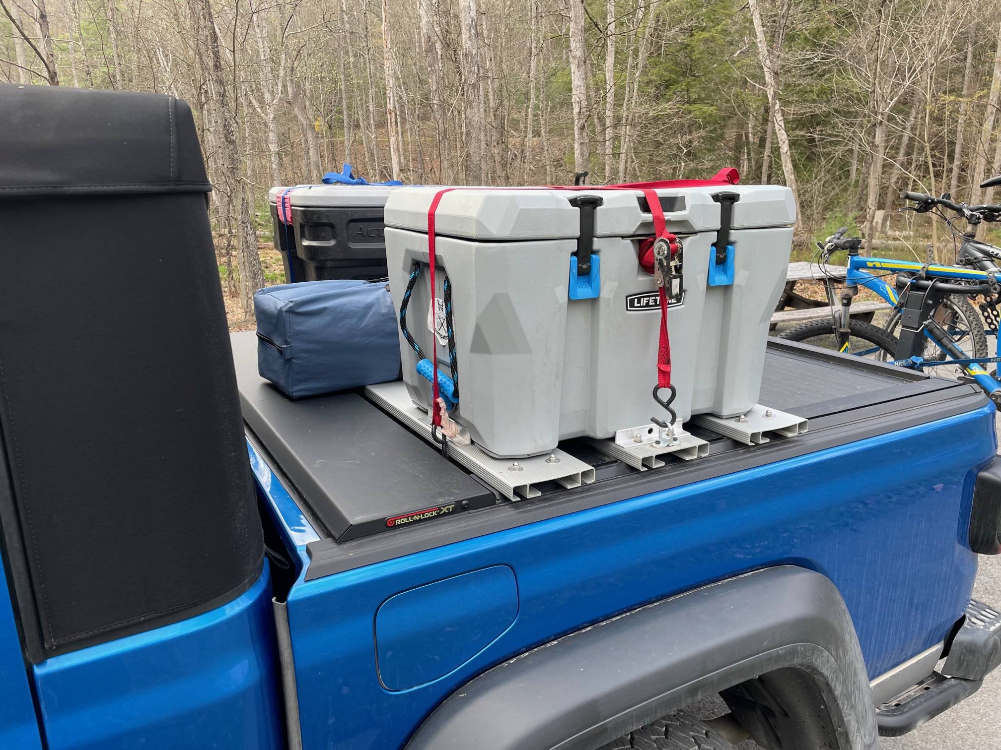Jeep Gladiator DIY low profile aluminum bleacher cargo deck for roll n lock tonneau t-slots IMG_6978