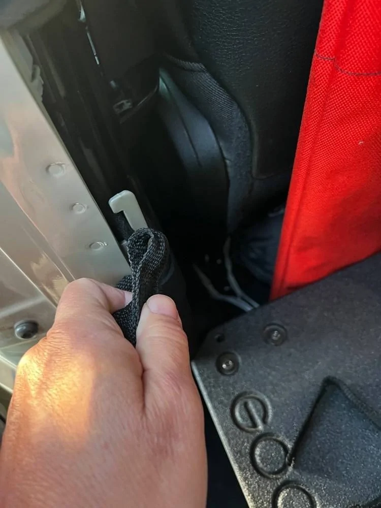 Jeep Gladiator Rear door access 09a_DoorStra