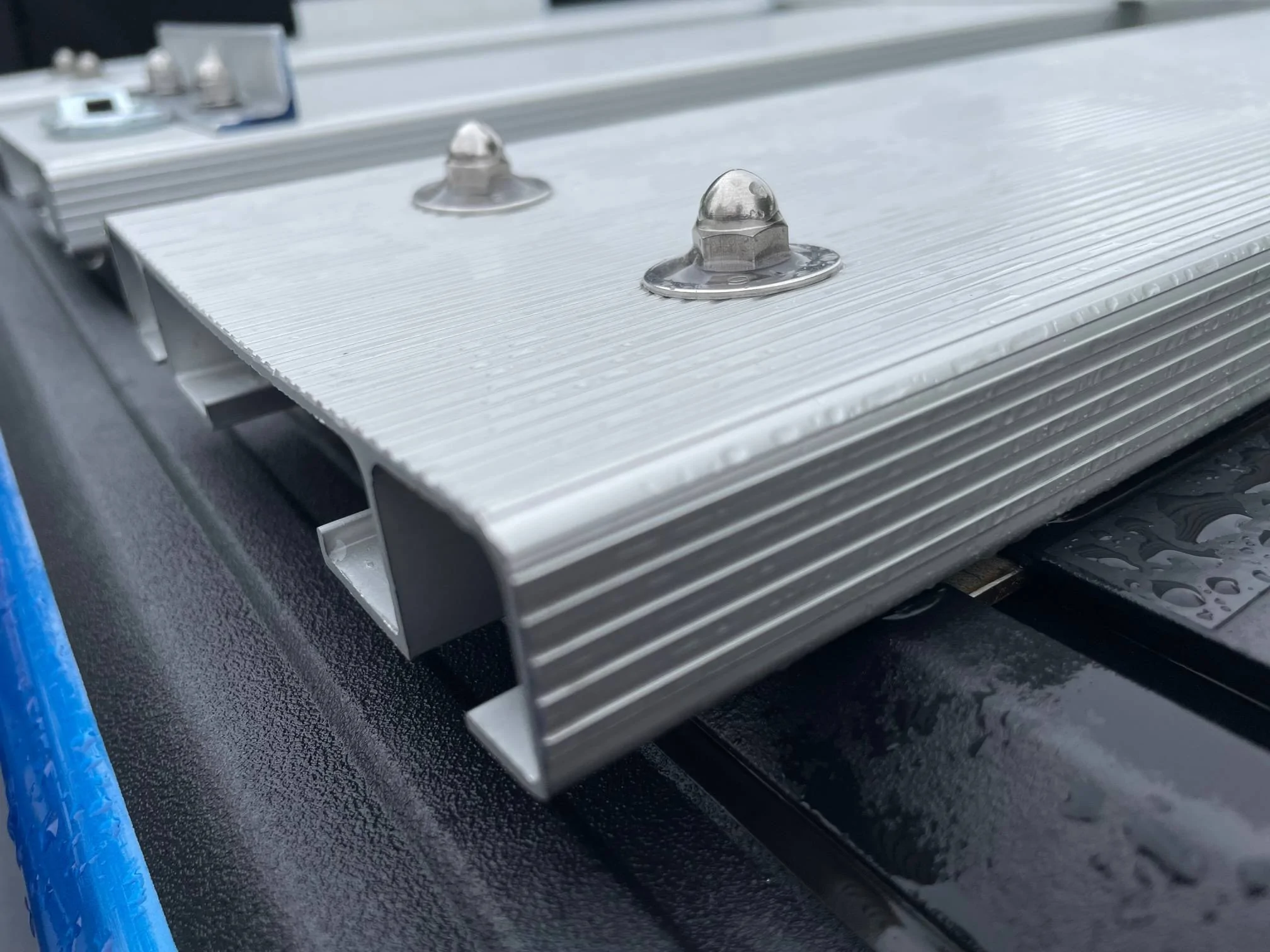 Jeep Gladiator DIY low profile aluminum bleacher cargo deck for roll n lock tonneau t-slots IMG_6996