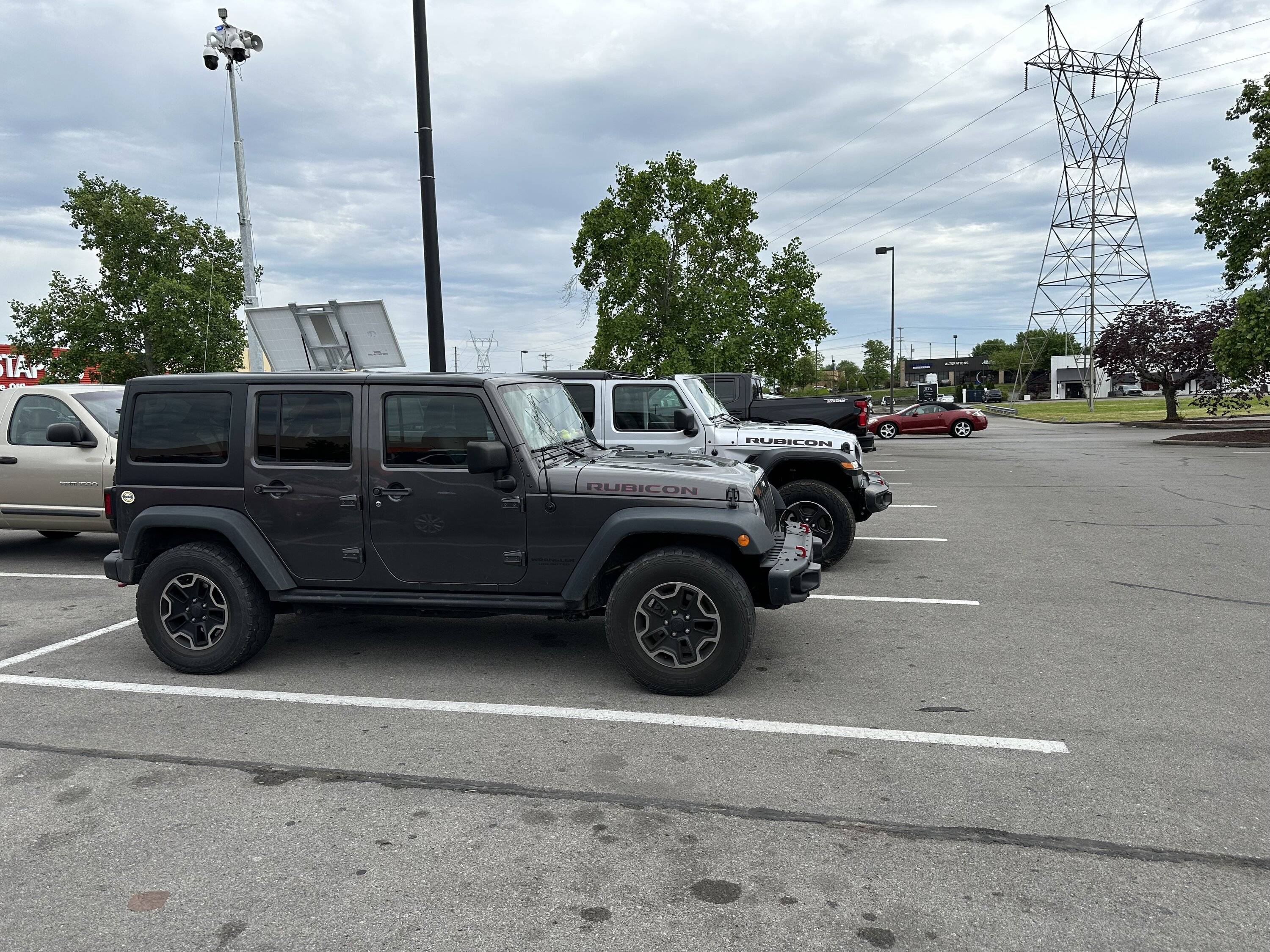 Jeep Gladiator Jeeps Parking Next To Jeeps IMG_0808
