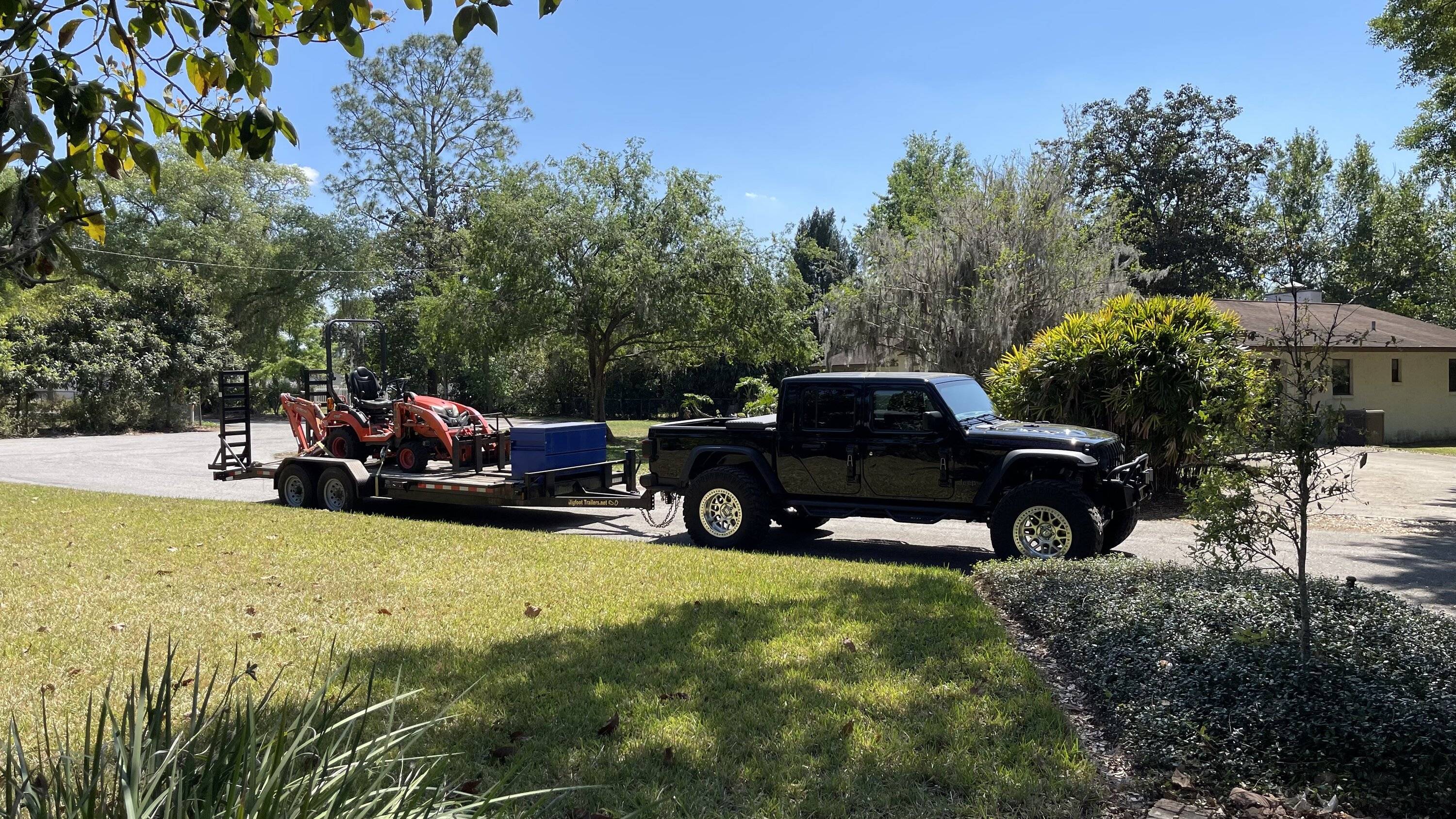 Jeep Gladiator Grrrrrr I should sell my jeep.. pulling_tractor