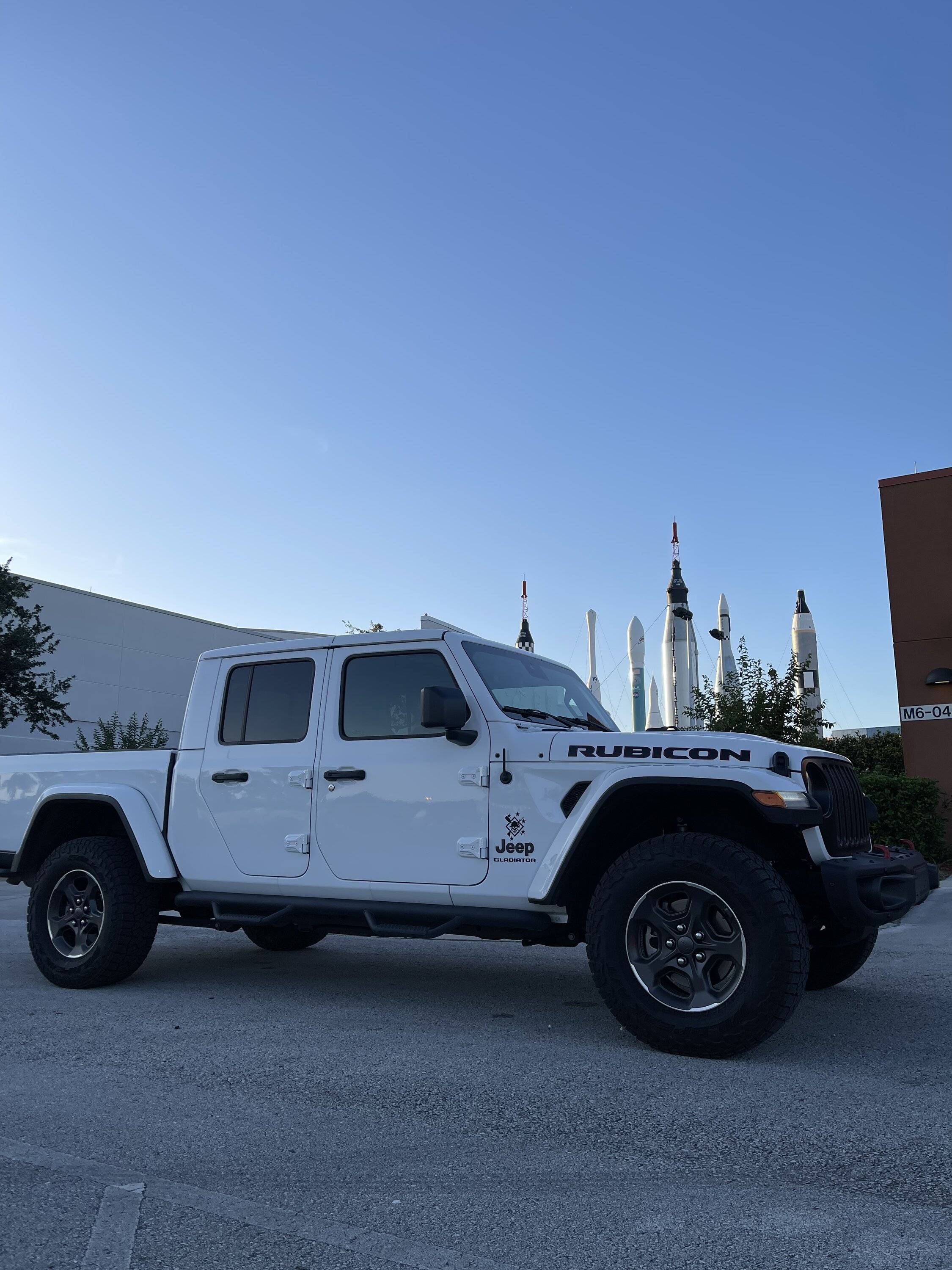 Jeep Gladiator BRIGHT WHITE Gladiator JT Club 5E401B4C-DFFA-4961-981D-0812C37D763C