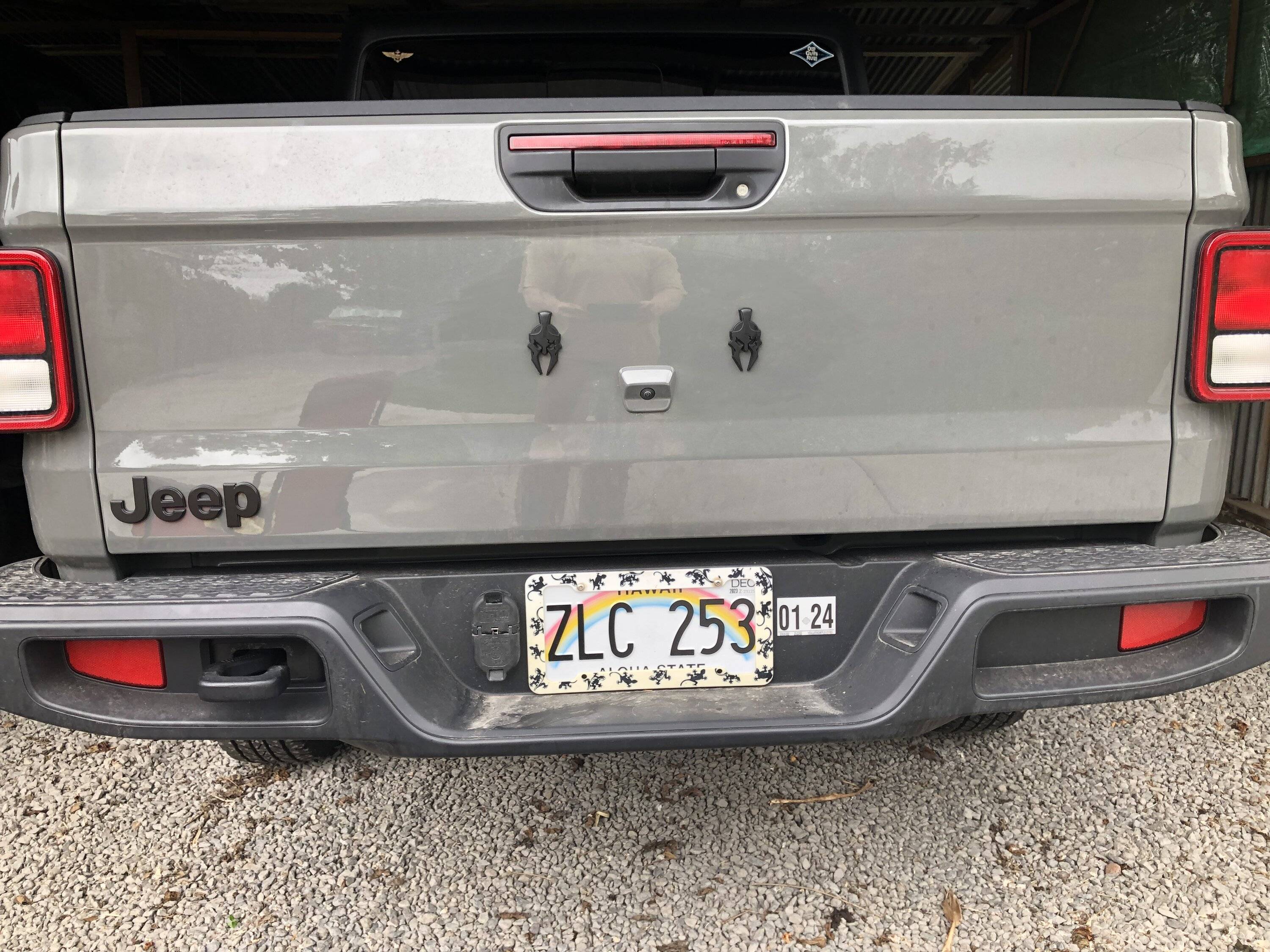 Jeep Gladiator "JEEP" tailgate badge mods? Jeep Tailgate heads