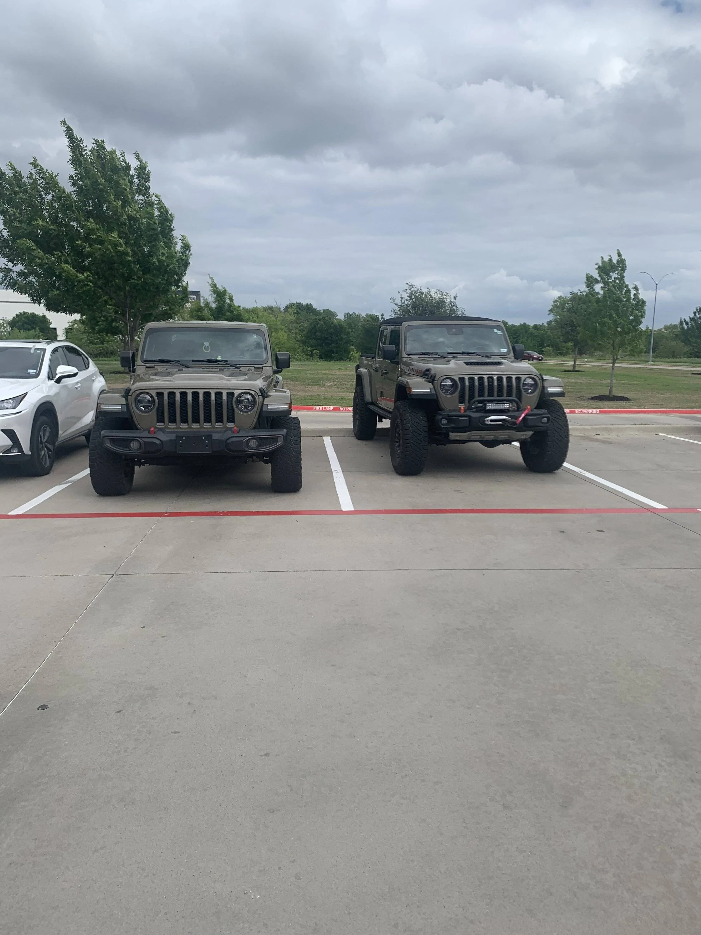 Jeep Gladiator Jeeps Parking Next To Jeeps IMG_0833