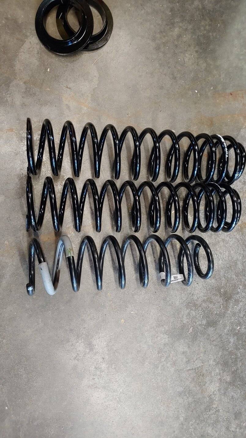 Jeep Gladiator Does anyone elses isolators look like some sort of upgrade like mine? 20220907_105023