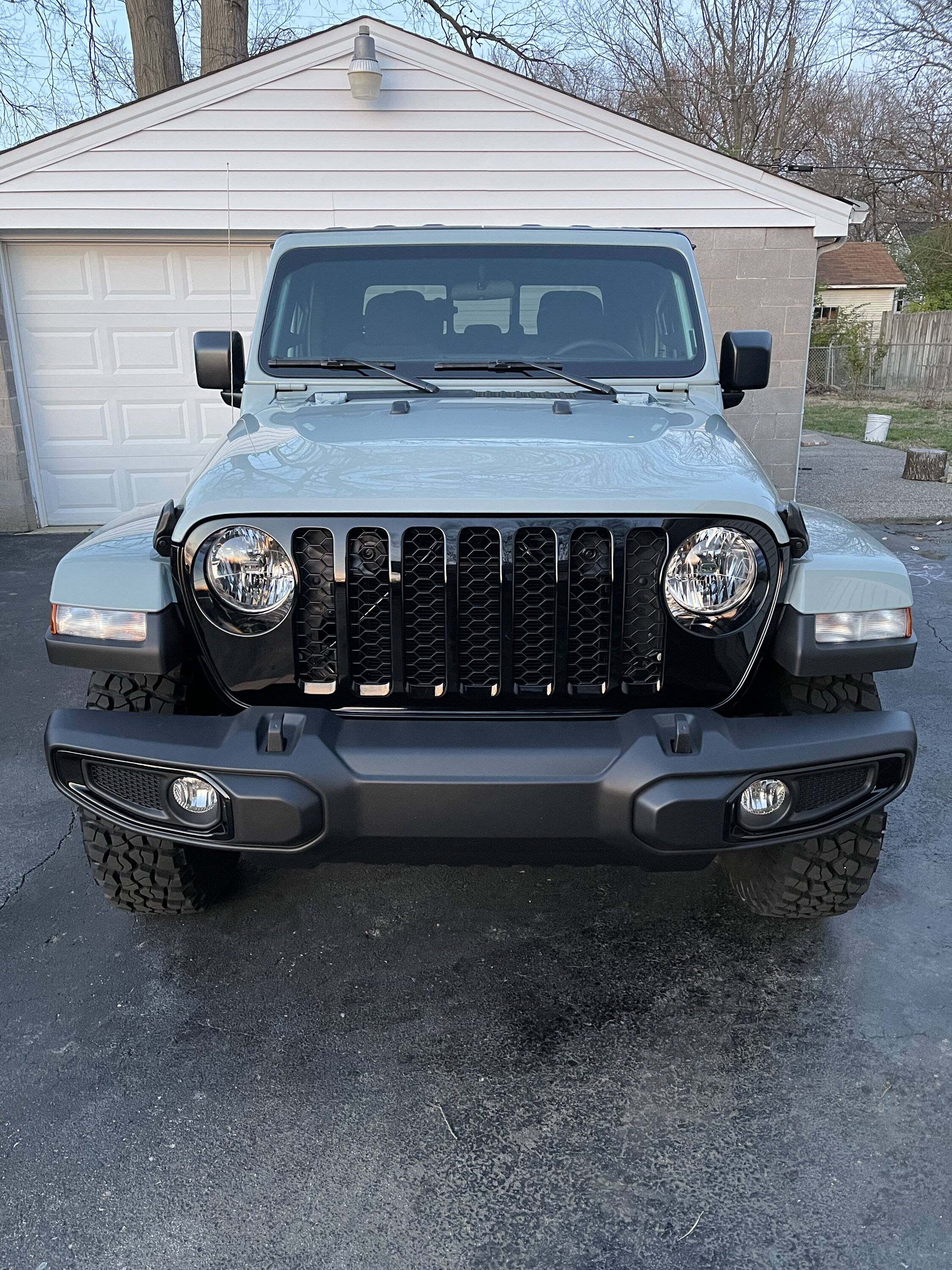Jeep Gladiator What is "premium front bumper with gloss black accents" ? IMG_2693