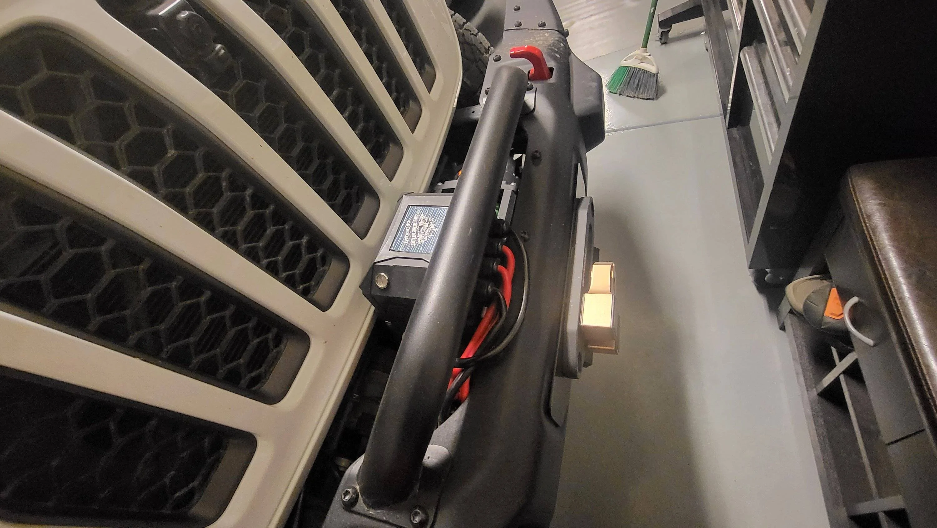 Jeep Gladiator Openroad winch - cable impacting grille 20230506_074348
