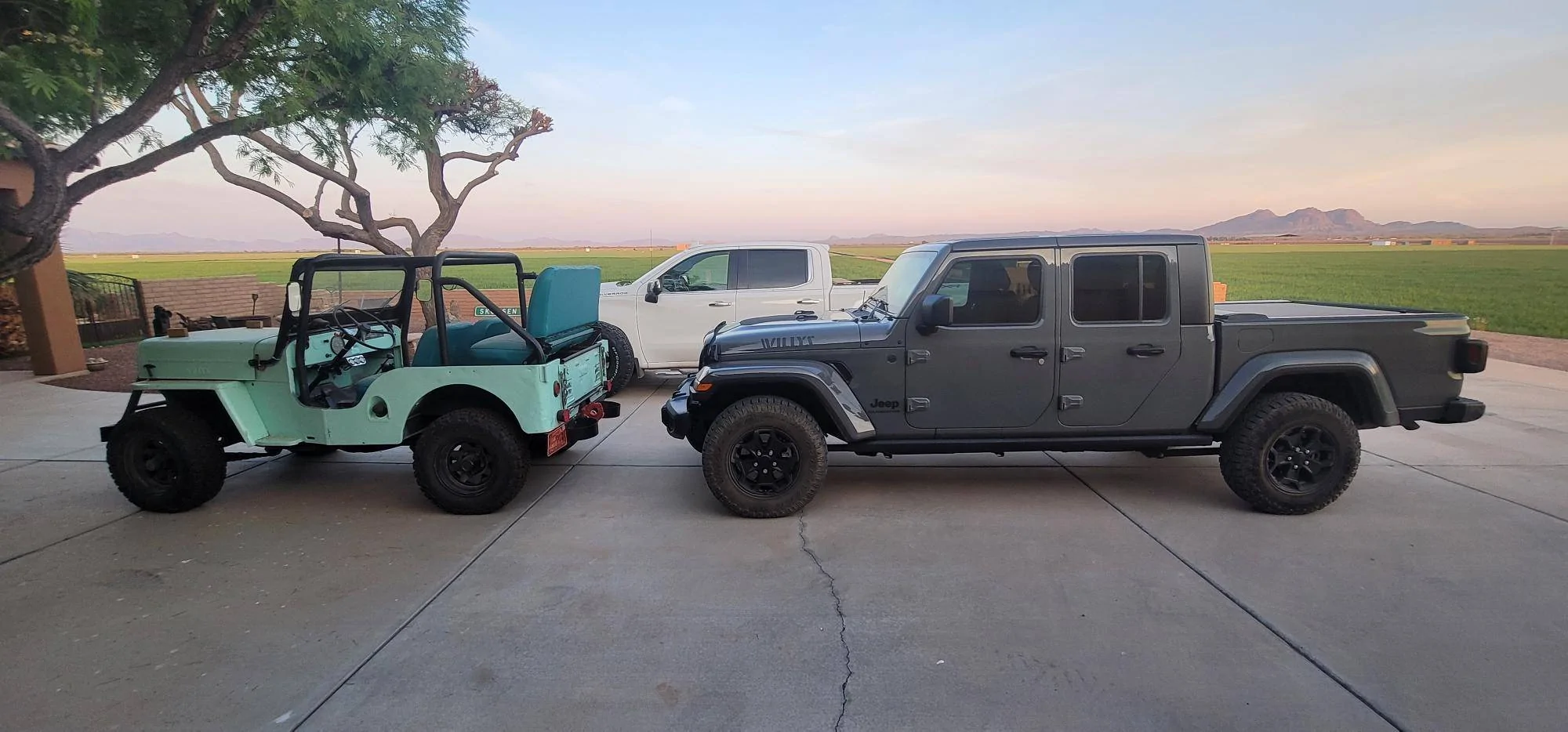 Jeep Gladiator 1963' Willys & 2022 Willys 20230430_055631