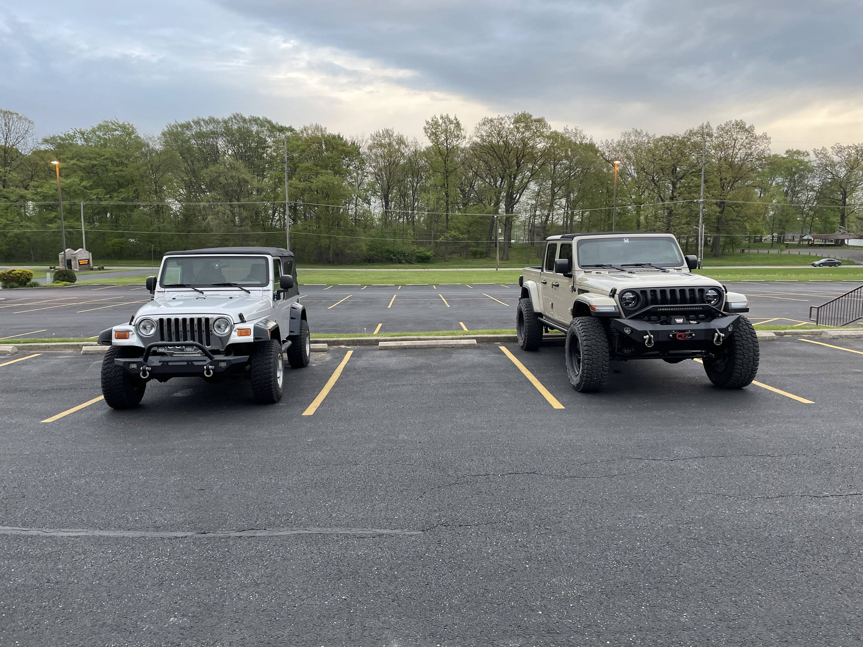 Jeep Gladiator Jeeps Parking Next To Jeeps IMG_1098