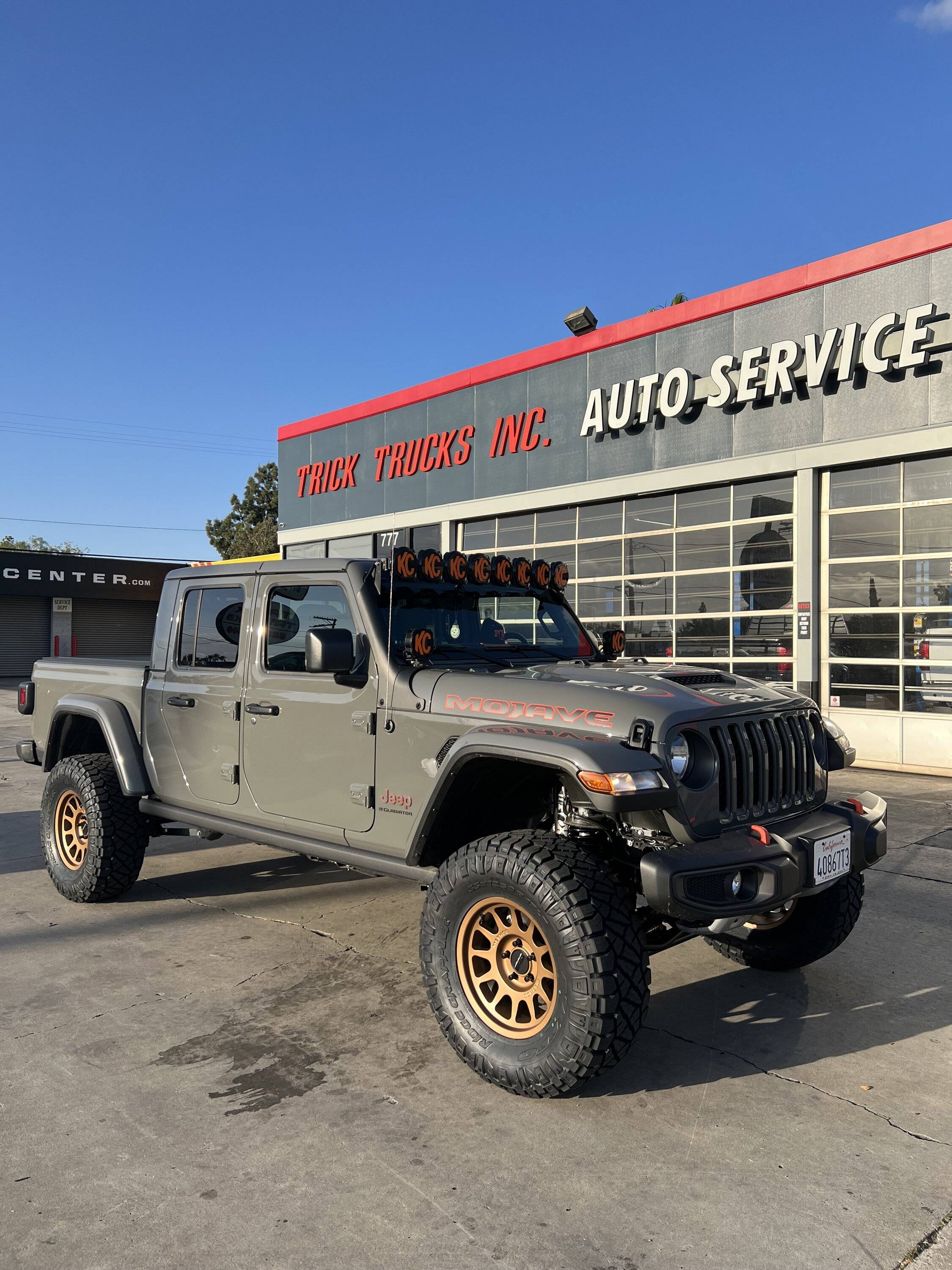Jeep Gladiator Black is played out, let's see some colored rims IMG_7394
