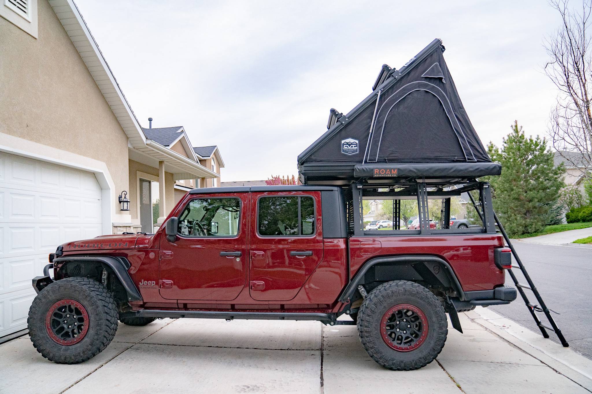 Jeep Gladiator Bed Rack, Tonneau, & Lights Camper Setup DSC08879