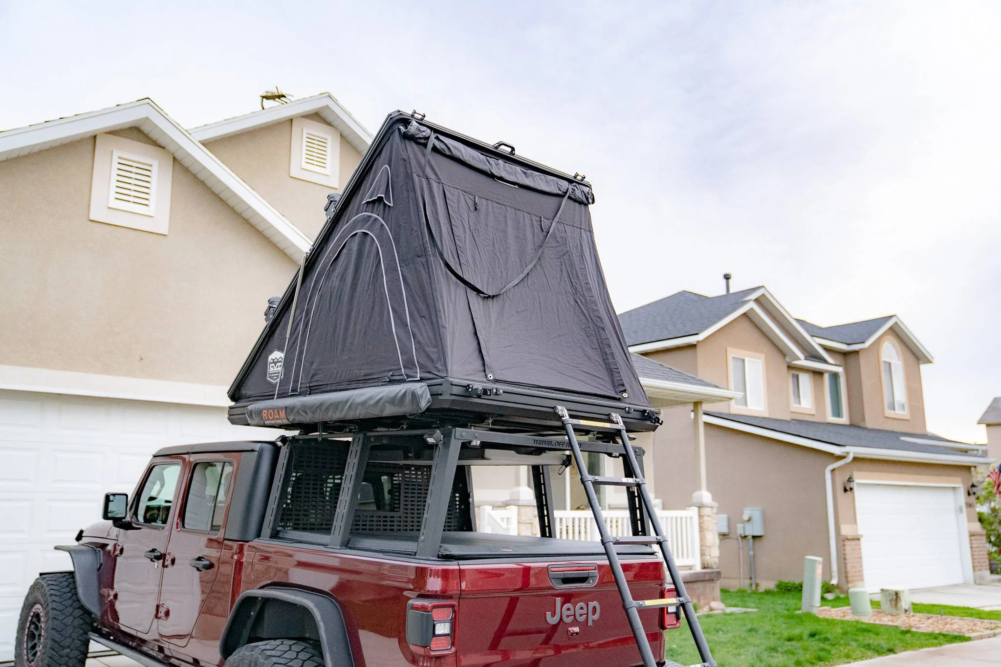 Jeep Gladiator Bed Rack, Tonneau, & Lights Camper Setup DSC08883
