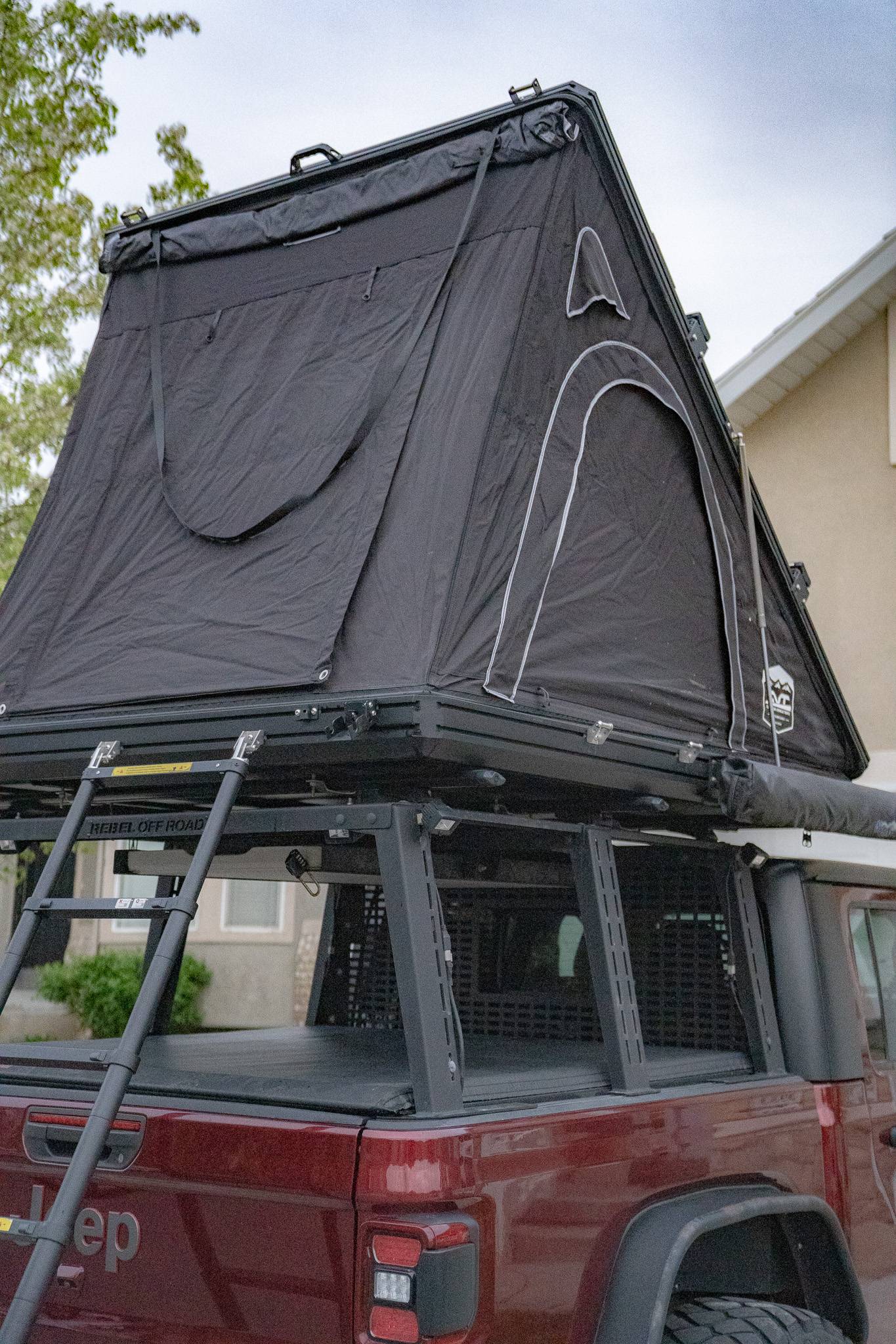 Jeep Gladiator Bed Rack, Tonneau, & Lights Camper Setup DSC08888
