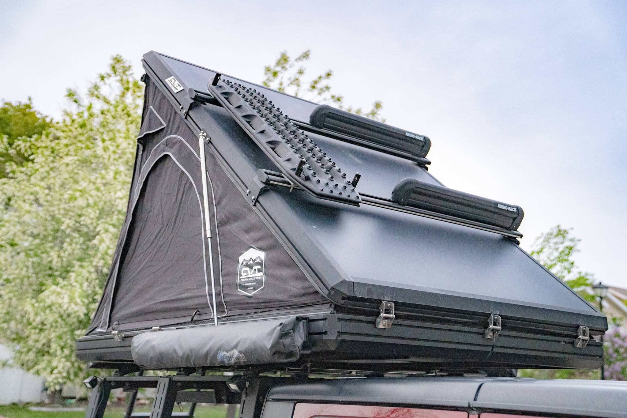 Jeep Gladiator Bed Rack, Tonneau, & Lights Camper Setup DSC08895