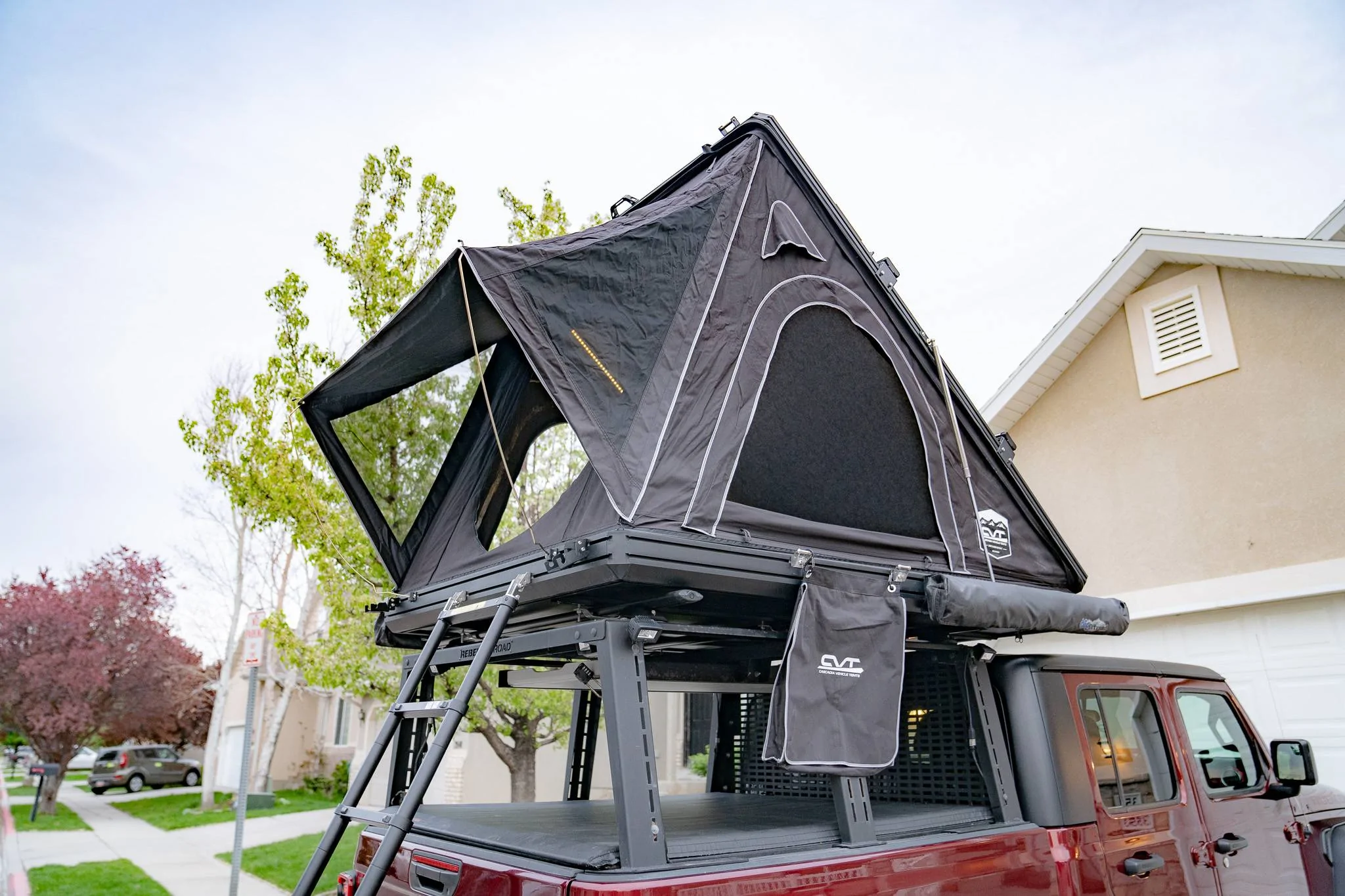 Jeep Gladiator Bed Rack, Tonneau, & Lights Camper Setup DSC08904