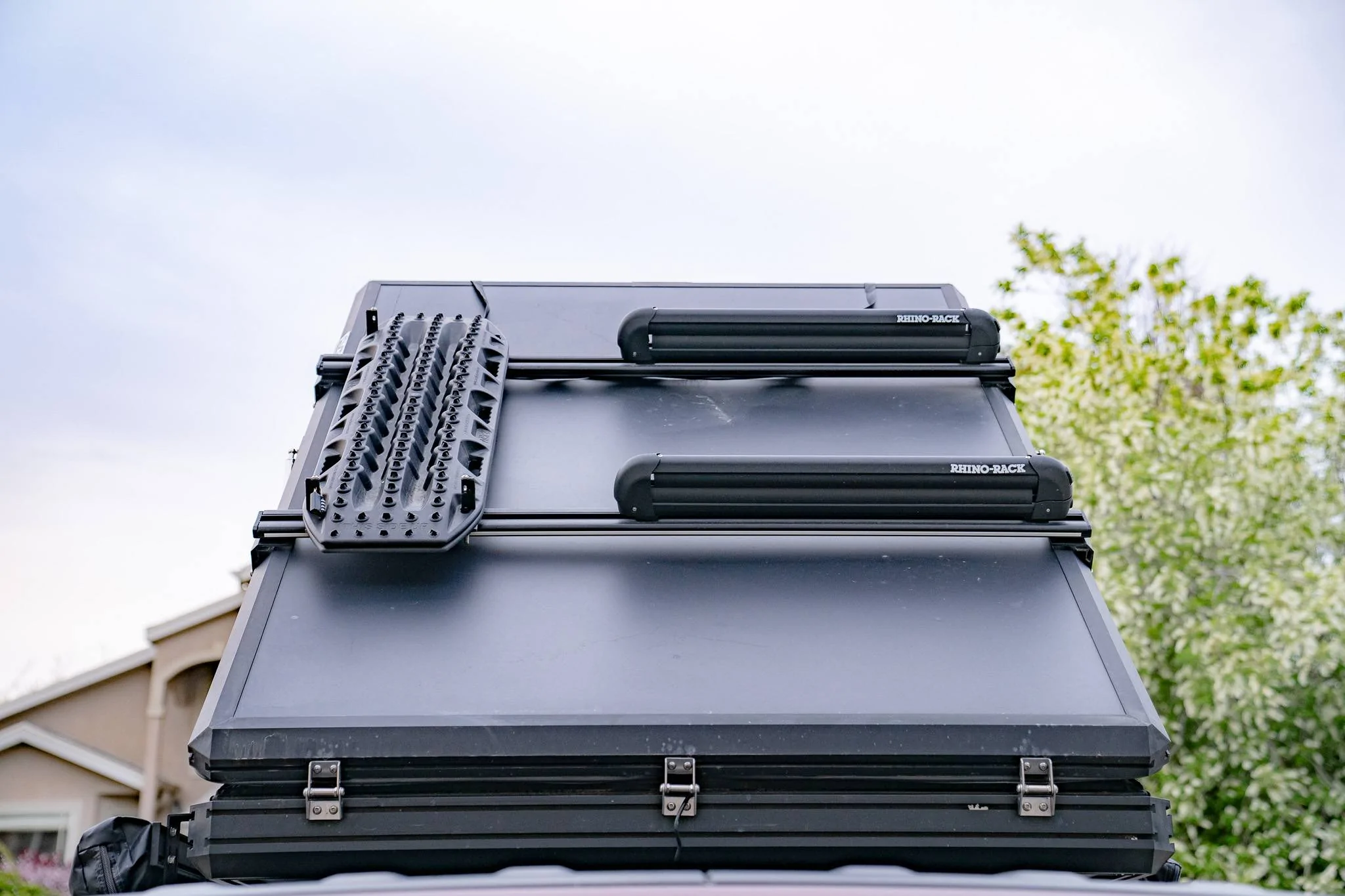 Jeep Gladiator Bed Rack, Tonneau, & Lights Camper Setup DSC08912