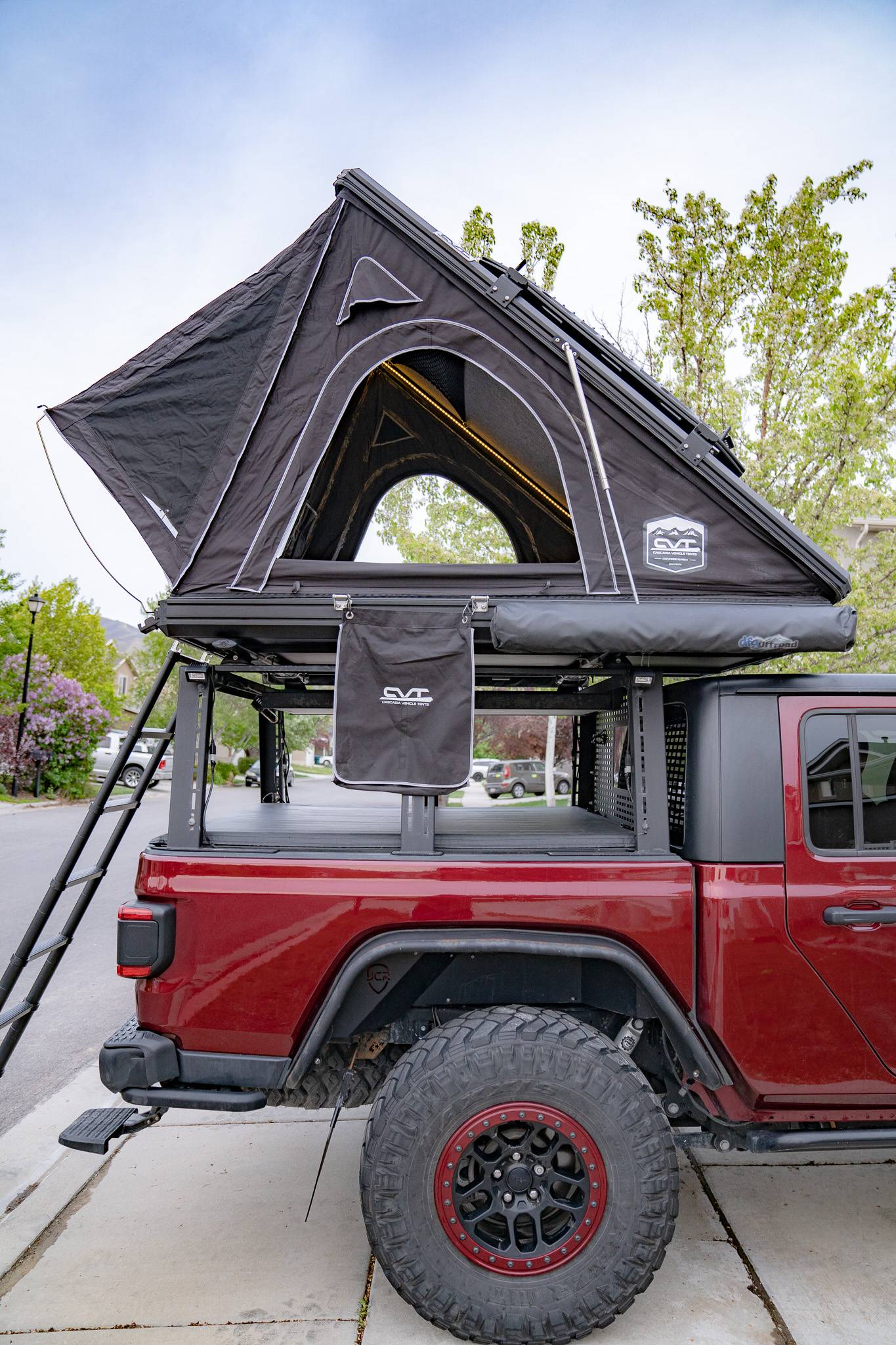 Jeep Gladiator Bed Rack, Tonneau, & Lights Camper Setup DSC08916