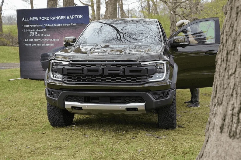 Jeep Gladiator 2024 Ranger & 405hp Ranger Raptor ? Revealed! Raptor Priced at Just $56,960 1683827359291