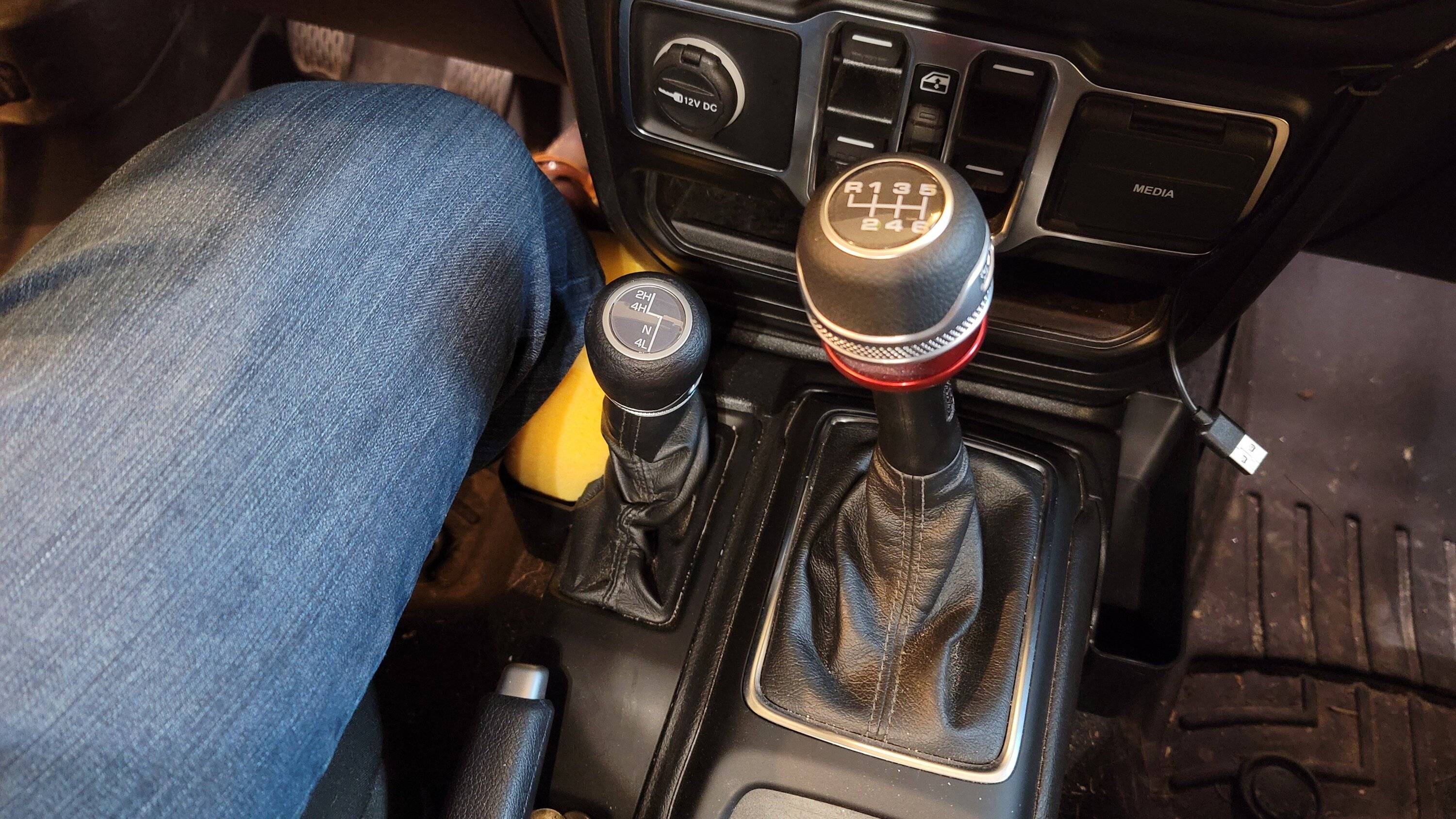 Jeep Gladiator Right Knee against 4wd lever? 20230508_183441