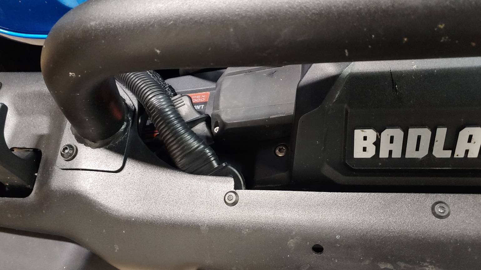 Jeep Gladiator Electrical connectors under front bumper 20221023_130819