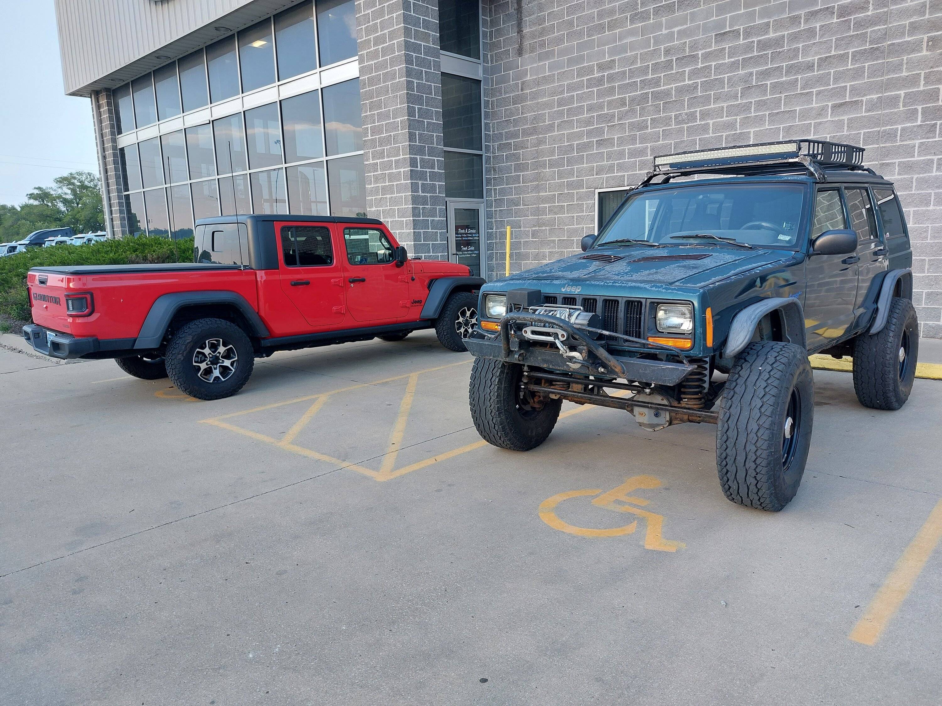 Jeep Gladiator Jeeps Parking Next To Jeeps 20230512_185812