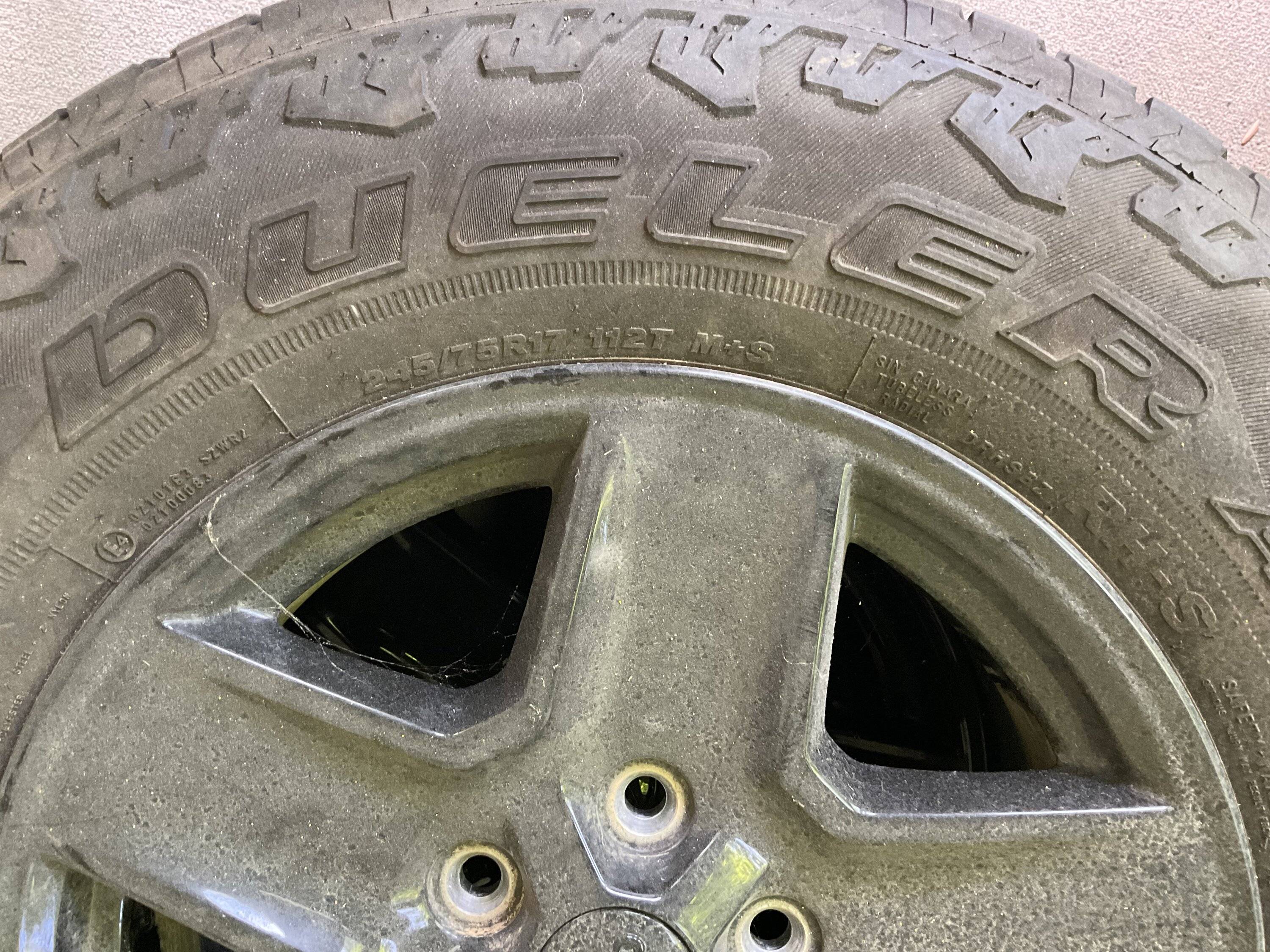 Jeep Gladiator Bridgestone Dueler A/T 245/75R17 w/ Stock Jeep Gladiator Wheels IMG_0597