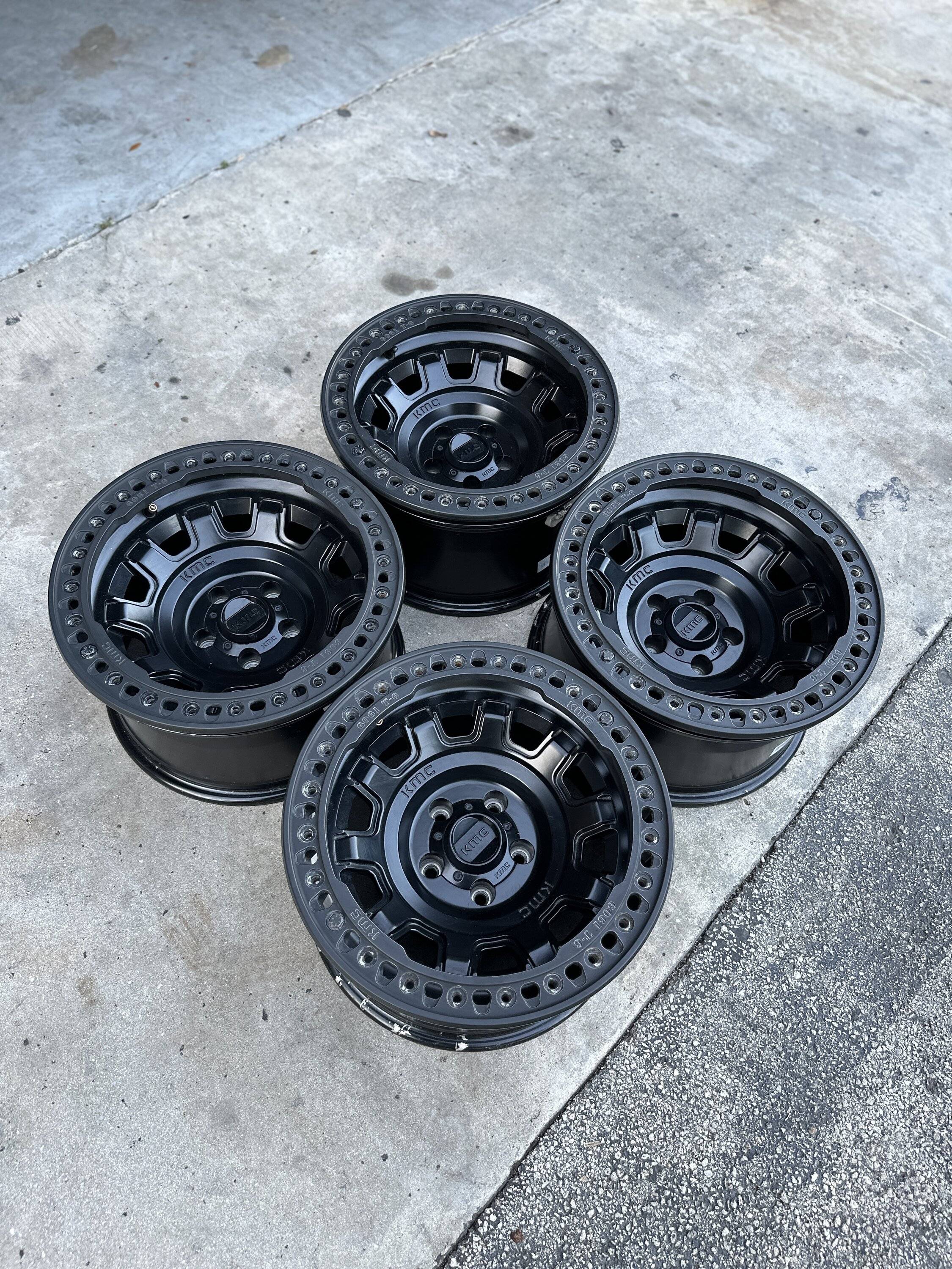 Jeep Gladiator WTS - KMC KM236 Tank Beadlock Wheel 17x9 5x5 -38mm Offset Black. Jeep JL Wrangler JT Gladiator IMG_6148.JPG
