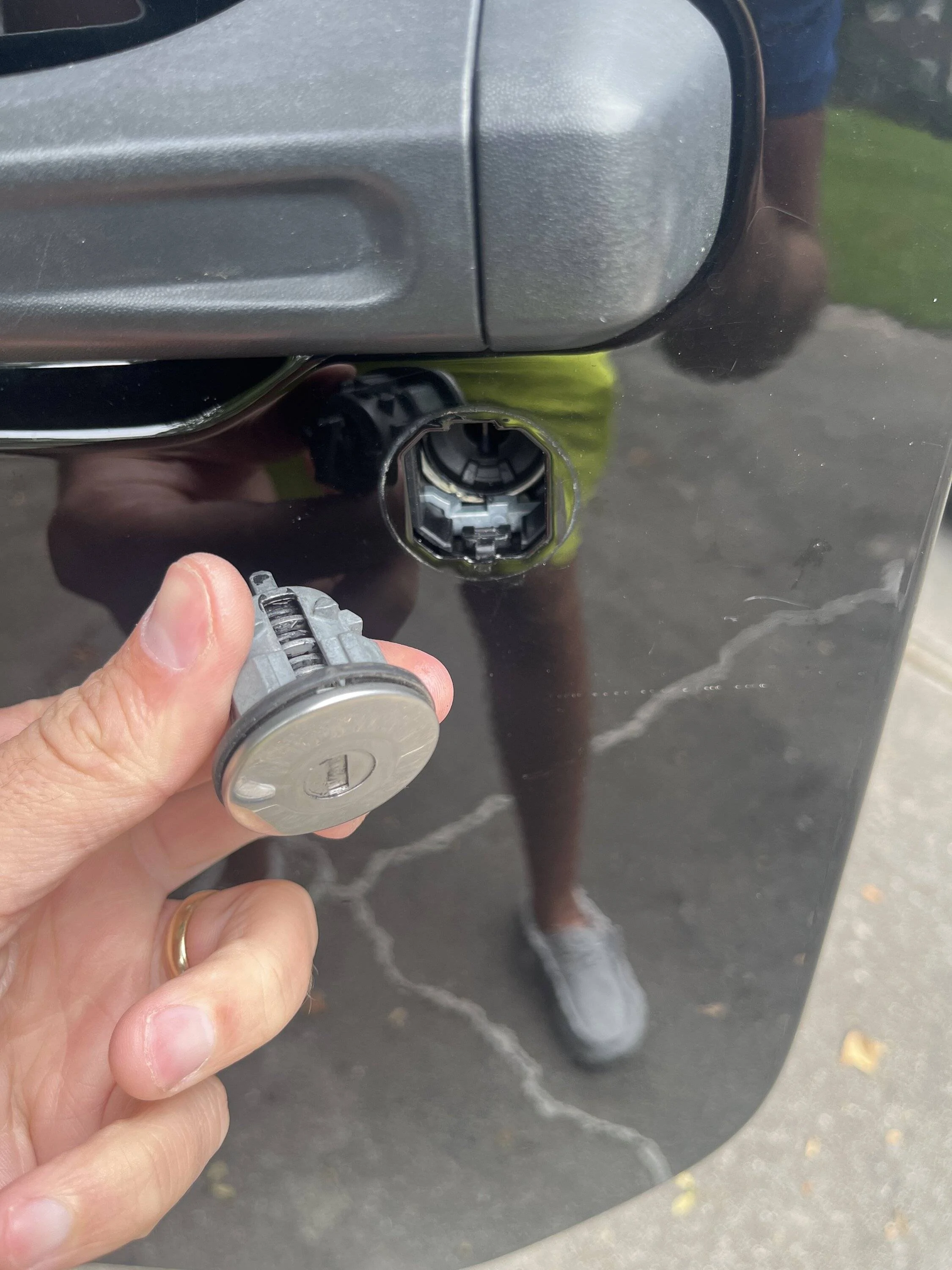 Jeep Gladiator Door lock fell off! imag