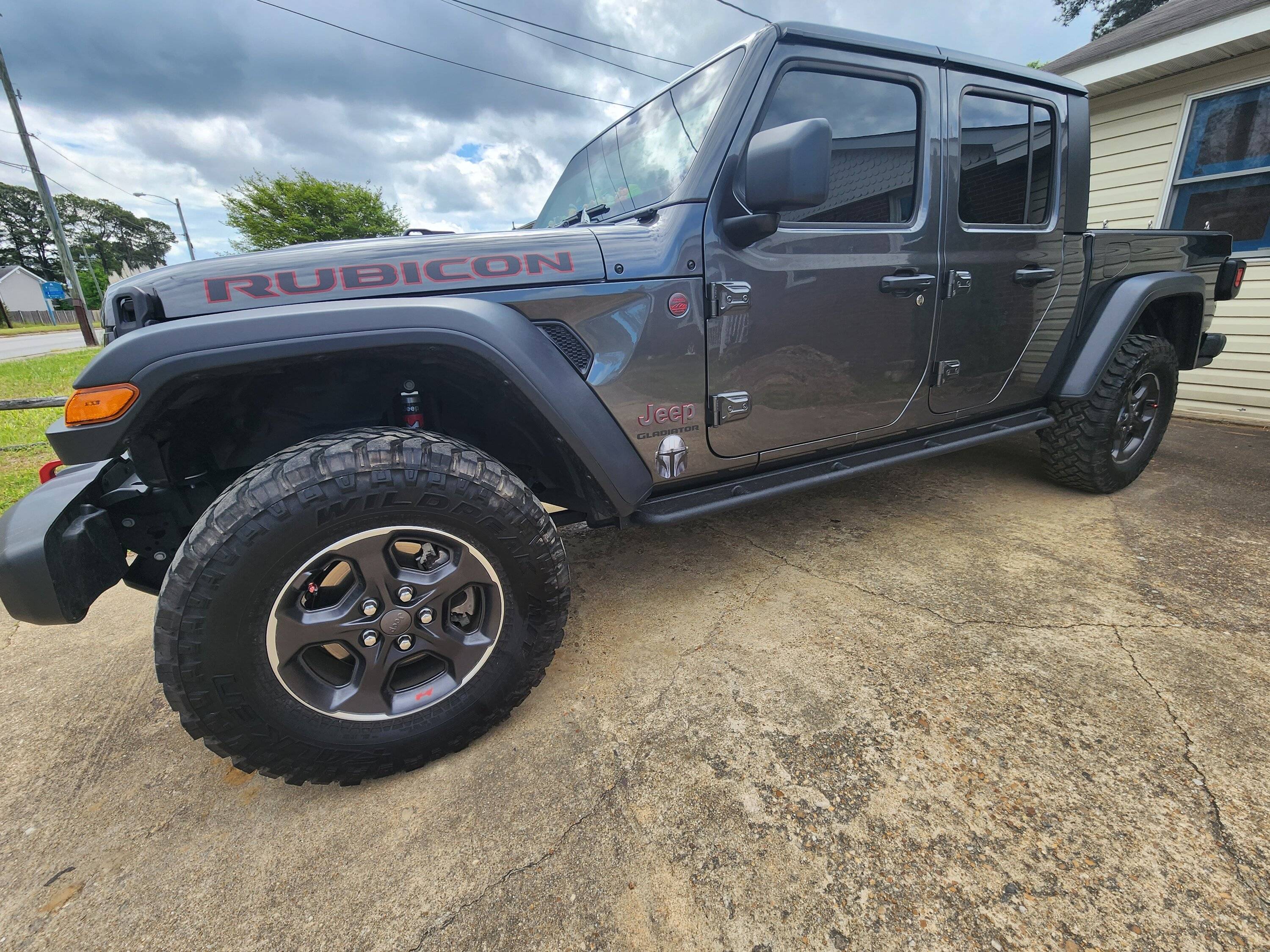 Jeep Gladiator Side steps/rails etc.   what are you all runnin ? 20230415_104911