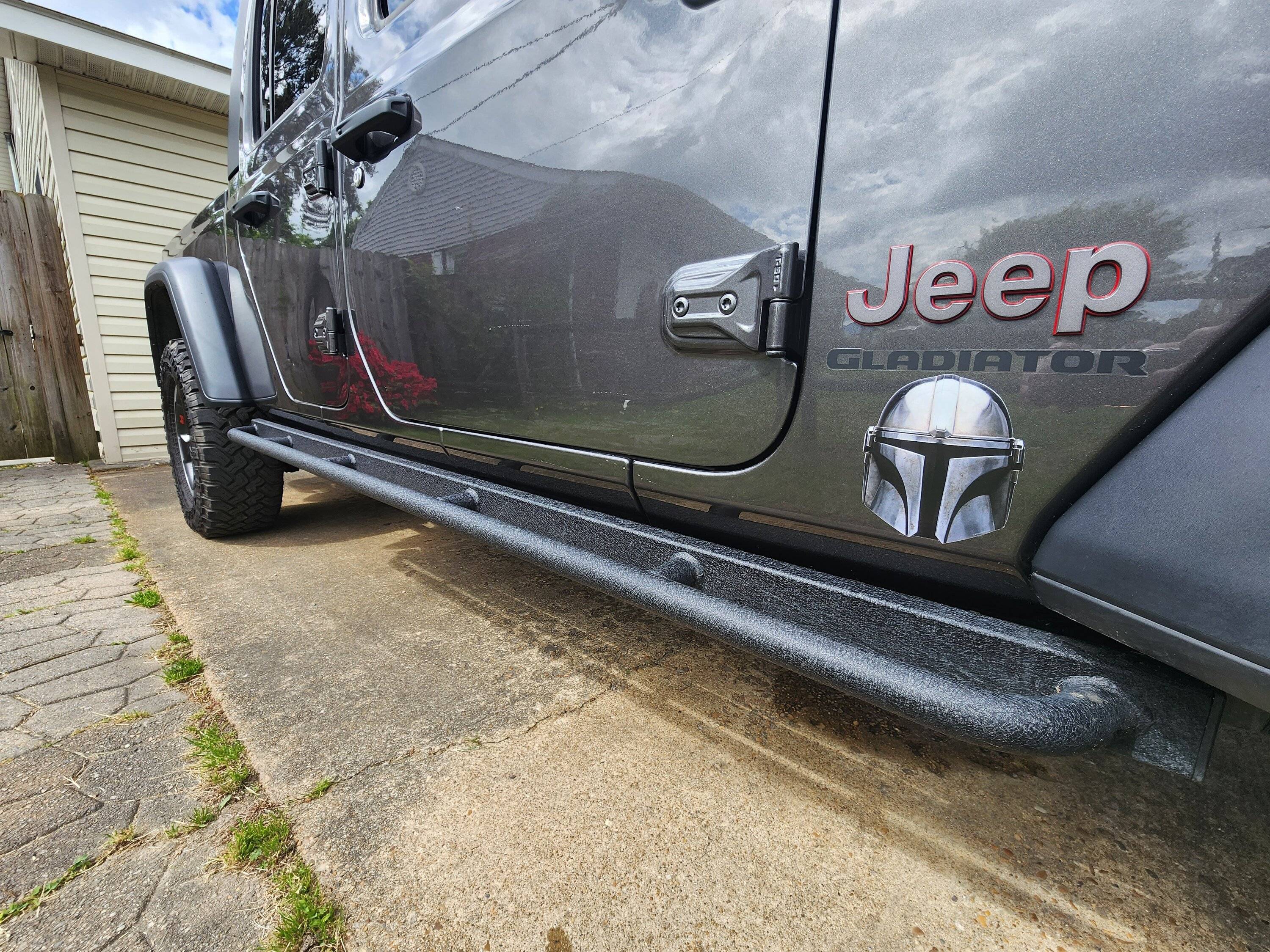 Jeep Gladiator Side steps/rails etc.   what are you all runnin ? 20230415_105114