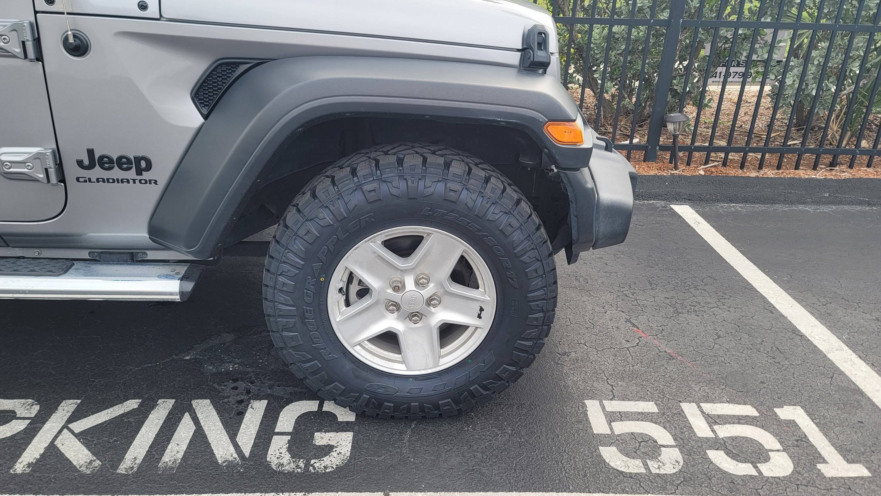 Jeep Gladiator And today became new tire day. 20230525_171140