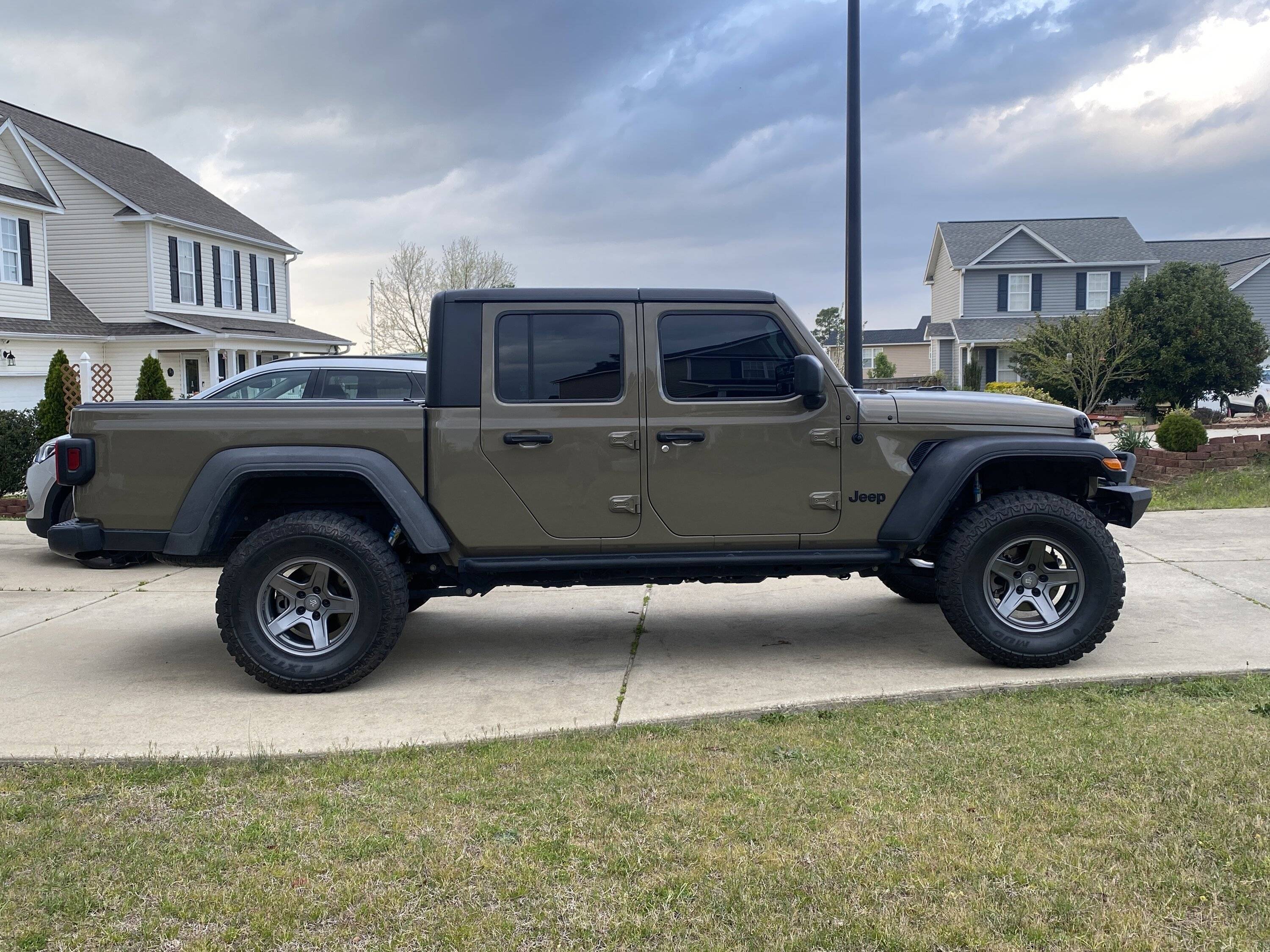 Jeep Gladiator 35" Wheel & Tire Combos - Let's see 'em! IMG_8114
