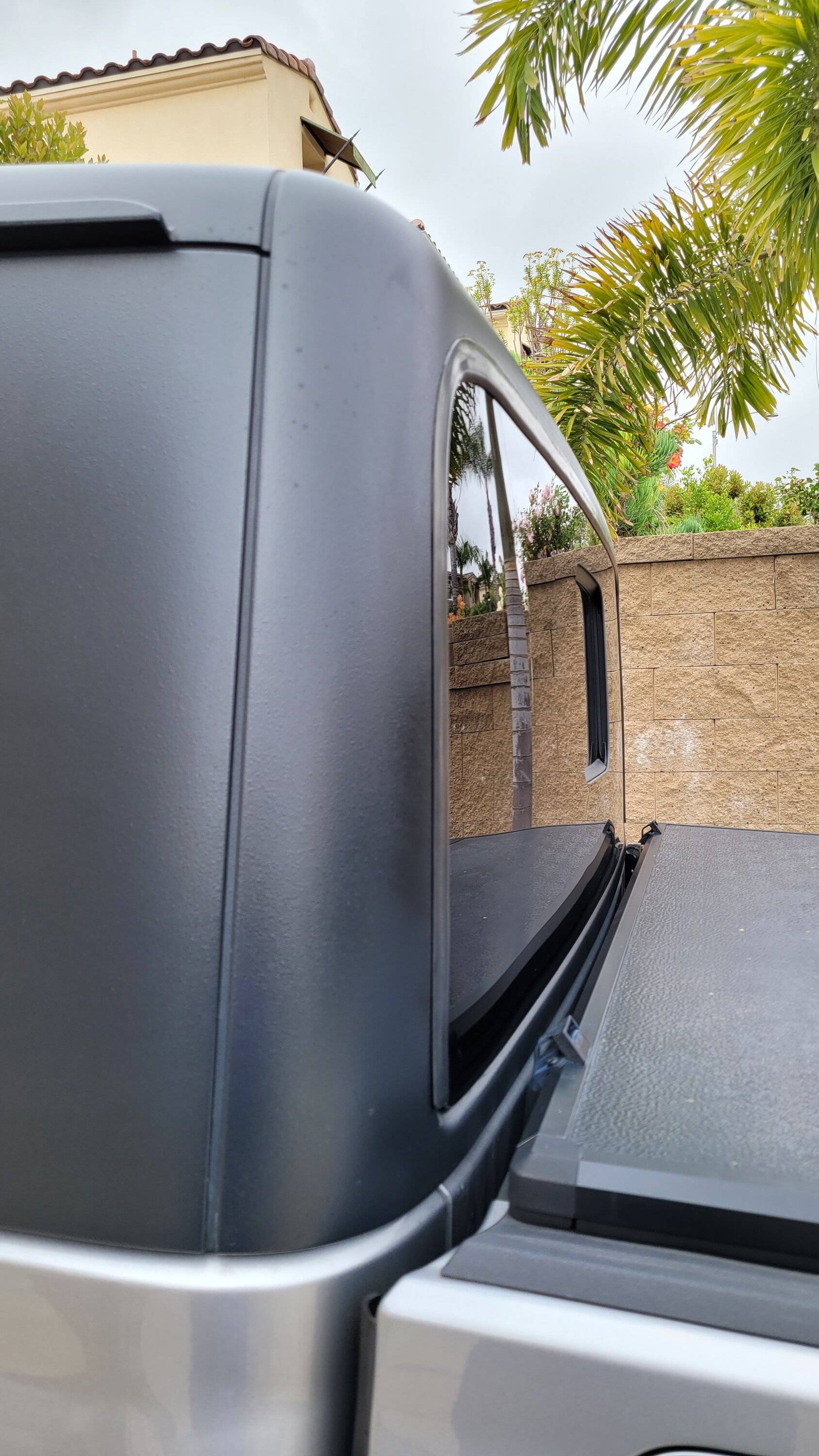 Jeep Gladiator 2020 Gladiator rear window leak (so far i suspected the actual small opening window, but actually it is entire top of the window) 20230530_083018