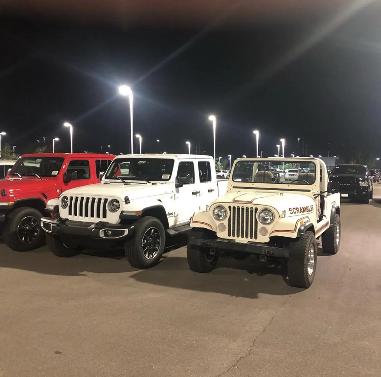 Jeep Gladiator BRIGHT WHITE Gladiator JT Club 7004DCBD-D7EC-4904-BA69-1F34A289512A