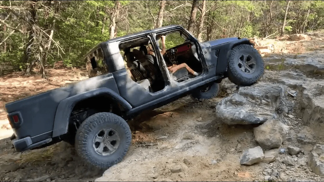 Jeep Gladiator Difference between Sport S and Rubicon Suspension 47DE4798-AB79-4E7E-BB61-31C753025280