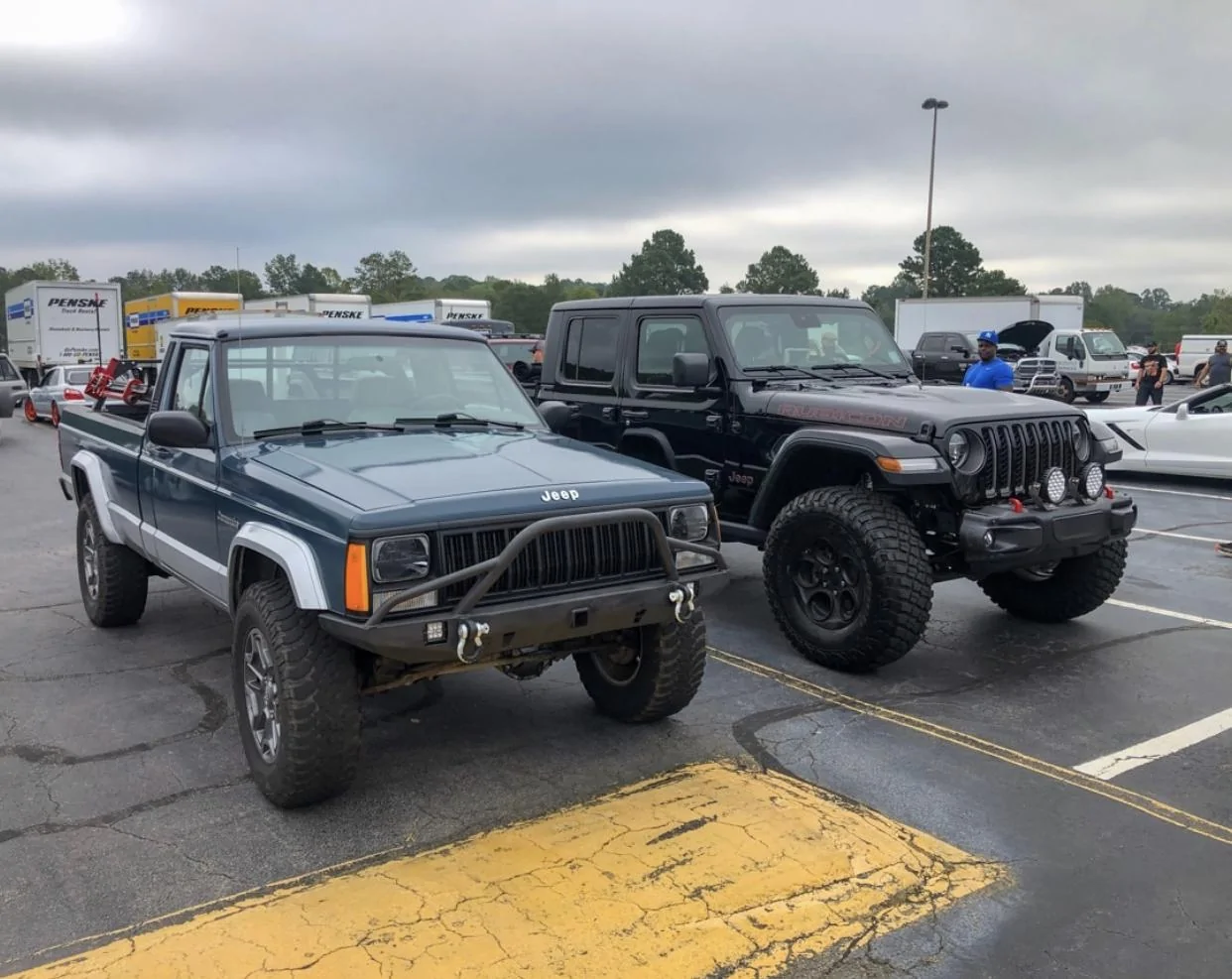 Jeep Gladiator Jeeps Parking Next To Jeeps 76B8D5C0-C785-490F-9FC1-678632319299