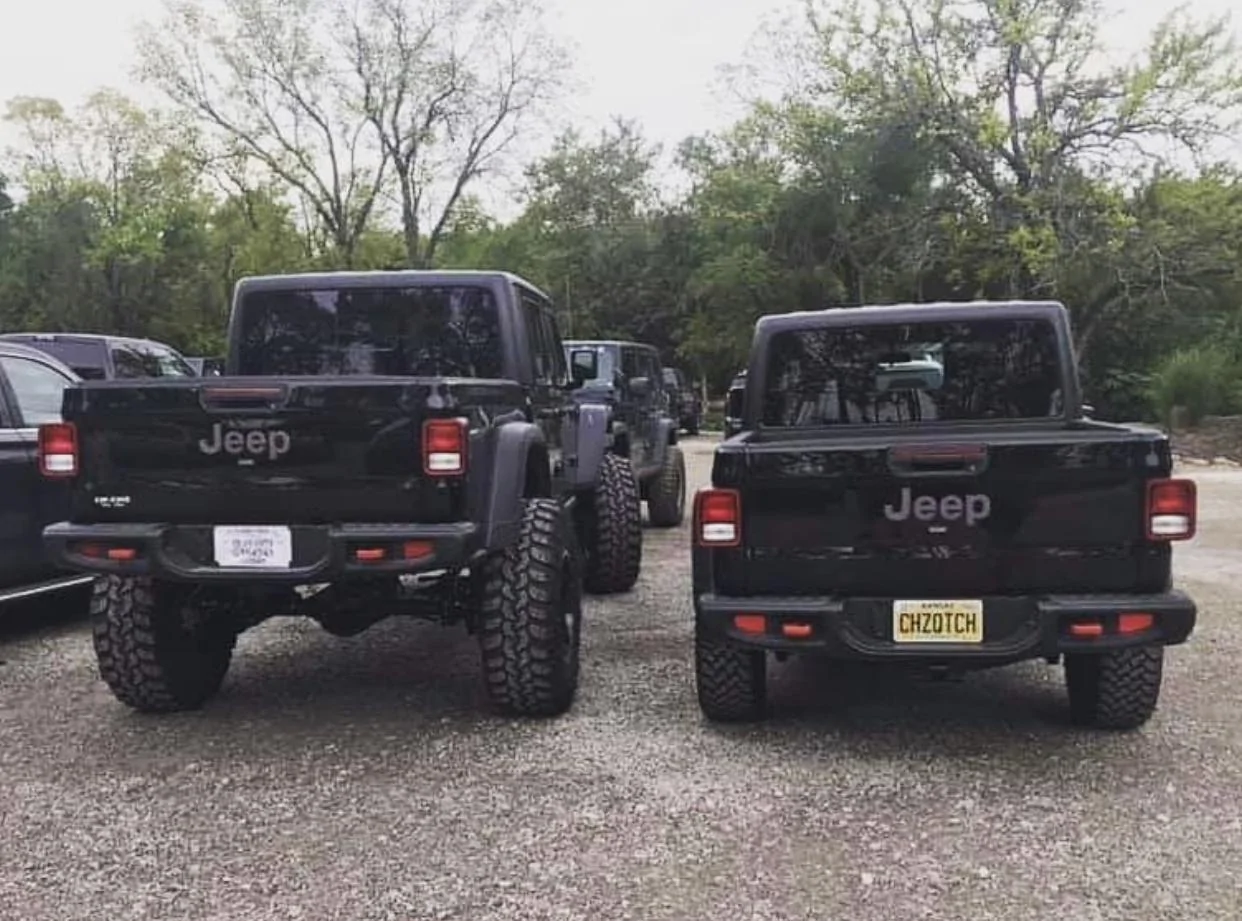 Jeep Gladiator Jeeps Parking Next To Jeeps 83F1AA52-EF4E-4ECC-8456-A3D24FF3917F